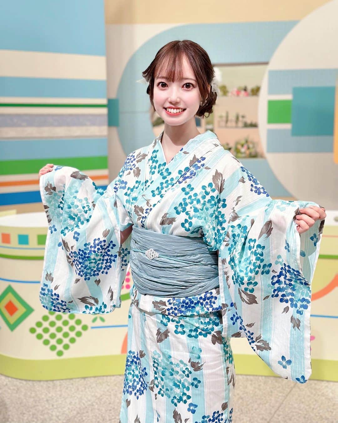 石井奏美のインスタグラム：「今年の浴衣は水色に🩵🤍  明日のシアワセ気分は、 私はスタジオを飛び出して 中継でお伝えします🎤  今日も1日お疲れ様でした💐🧸  #岡山#香川#アナウンサー#浴衣 #okayama#kagawa#ootd」