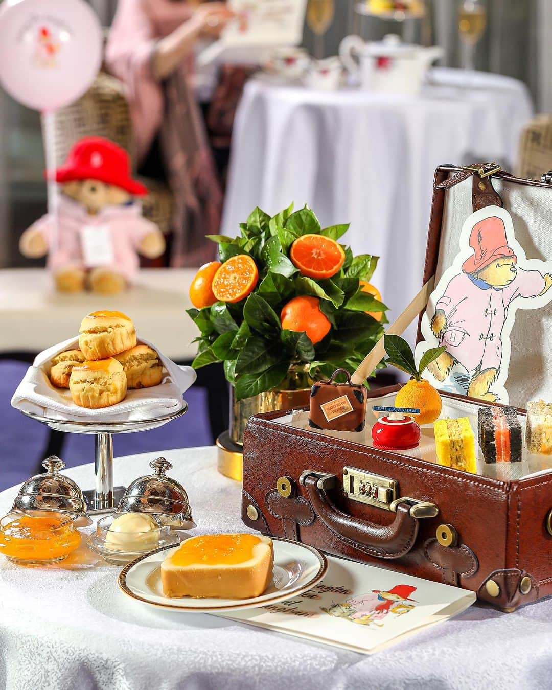 Paddington Bearのインスタグラム：「Name a more spectacular afternoon tea...  Available at The Langham Hotel in China, Australia, USA and Indonesia.   📸 @sean_gaojie.hu」