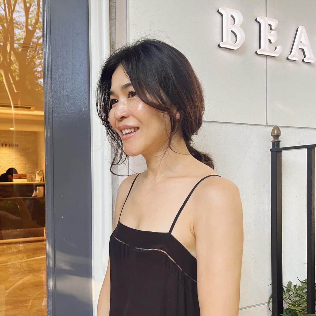 辻直子のインスタグラム：「#毎日を味わいたい🎖️#普通のことも最高なことも大したことないことも#たのしいかも  ここ数日、そんなことをあらためて考える出来事が山盛りに耳に入ってきて  わたしのなかの良いこと悪いことの数をかぞえて一喜一憂してるのって何の意味ももたなくて、きっとこれからもセットうり😗  うん、そうだよね。開き直りなんかじゃなくて、ただ思いっきり味わっていこうって  少しまえにあった最高にうれしかったことも 引き出しにしまわないで素直に心の奥からうれしい♡って  シンプルにいることの心地よさっていいですよね🌙理想です🫧  #hairstyling#thankyou♡ @miyu_beautrium  #高橋さんにカットしてもらうとスタイリングいらず🙏🏻 #上地ちゃんまたお願いします💜」