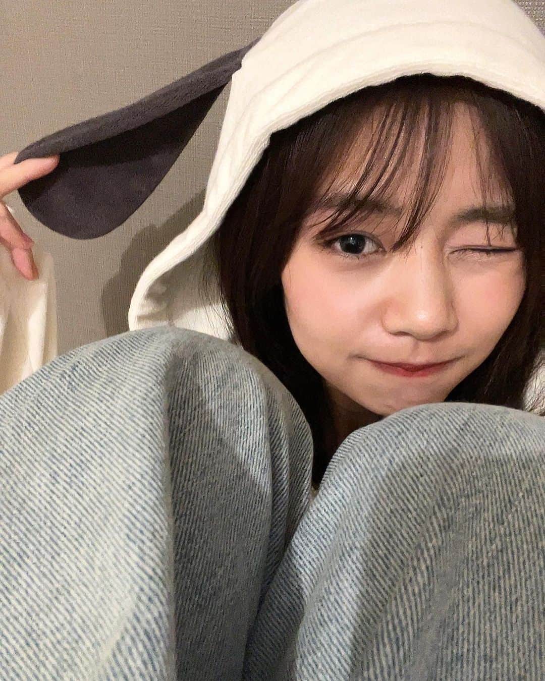 杉浦みずきのインスタグラム：「. らむねとお揃いで頂いたスヌーピーのジェラピケ🐾🐶🤍  らむねって可愛いお洋服基本似合わんくておもろい笑笑  せっかくのスヌーピーが水泳帽に見えちゃうのはなんでかな？？（4枚目参照。笑）  でも後ろ姿はたまらん………  #ビションフリーゼ」