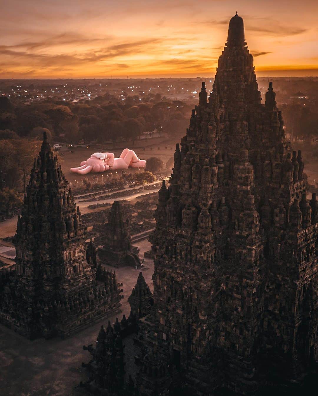 R̸K̸さんのインスタグラム写真 - (R̸K̸Instagram)「KAWS:HOLIDAY INDONESIA ・ from ...