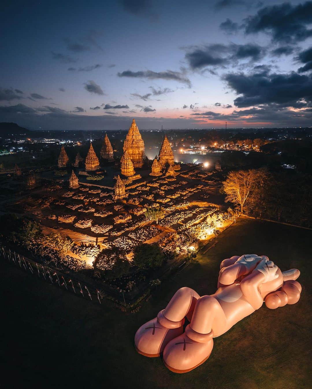 R̸K̸さんのインスタグラム写真 - (R̸K̸Instagram)「KAWS:HOLIDAY INDONESIA ・ from sunrise to sunset ・ @KAWS @ARR.AllRightsReserved @DDTStore @akg.entertainment #KAWS #KAWSHOLIDAY #AllRightsReserved #DDTStore #AKGEntertainment ・ #beautifuldestinations #earthfocus #earthbestshots #earthoffcial #earthpix #thegreatplanet #discoverearth #awesome_photographers #designboom #voyaged #travellingthroughtheworld #streets_vision #complexphotos #d_signers #lonelyplanet #modernArchitect #architectanddesign #architecture_hunter #artsytecture #amazingarchitecture #fromwhereidrone #nightphotography #lovetheworld  @lightroom @soul.planet @earthfever @9gag @paradise @natgeotravel @awesome.earth @national_archaeology」8月18日 21時00分 - rkrkrk