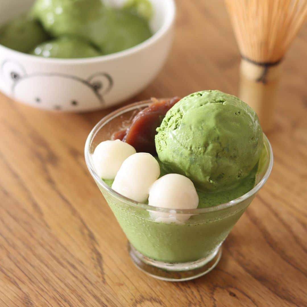 HidaMari Cookingのインスタグラム：「matcha ice cream parfait🍵  抹茶のアイスパフェ🍨 アイスは甘くてなめらかタイプ☺️ パンナコッタは甘さ控えめで抹茶の苦味を味わうタイプ😌  アイスパフェにハマり中🍵暑い日はアイスに限ります🤣  ▷材料： ■抹茶アイスクリーム ホワイトチョコ　４０ｇ 抹茶　１０ｇ 牛乳　５０ｇ 生クリーム　１２０ｍｌ 加糖練乳　３０ｇ  ■抹茶のパンナコッタ 抹茶　８ｇ きび砂糖　２０ｇ 生クリーム　８０ｍｌ 板ゼラチン　５ｇ 牛乳　３００ｍｌ きび砂糖　２５ｇ  ■白玉団子 白玉粉　５０ｇ きび砂糖　８ｇ 水　３５ｇ〜調整 あんこ  #homemade #easy #recipe #tutorial #baking #foodstyling #foodporn #food #foodphotography #foodpics #foodgasm #tasty #dessert #inspiration  #おうちカフェ #お菓子作り #抹茶 #パフェ #手作りお菓子 #cake #sweets #homecafe #homemakecake #matcha #instafood #parfait #cakelover #foodie #hidamaricooking」