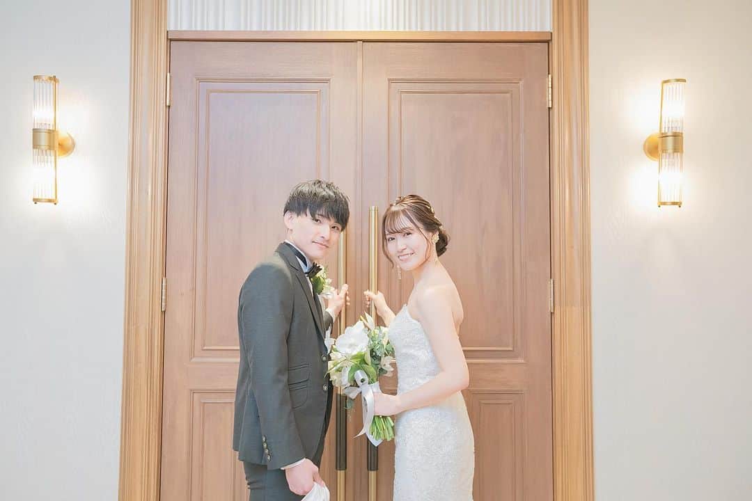 TRIFOGLIA NAGOYA 【トリフォーリア】のインスタグラム：「. 披露宴入場前🚪  ドキドキしながらの 扉前フォトです✨  トリフォーリアは そんな姿もお写真に 残していきます🫶🏻  ⁡ －－－ ⁡ ☺︎ いいね&フォロー&保存もお願いします！ ⁡  #入場前  #トリフォーリアnagoya  #トリフォ花嫁  ⁡ #チャペル #結婚式 #名古屋結婚式 #名古屋結婚式場  #プレ花嫁 #おしゃれ花嫁 #名古屋プレ花嫁  #プレ花嫁さんと繋がりたい  #全国のプレ花嫁さんと繋がりたい  #2023婚 #結婚式で繋がろう #令和婚  #オリジナルウェディング #ウェディングレポ #結婚式アイデア」