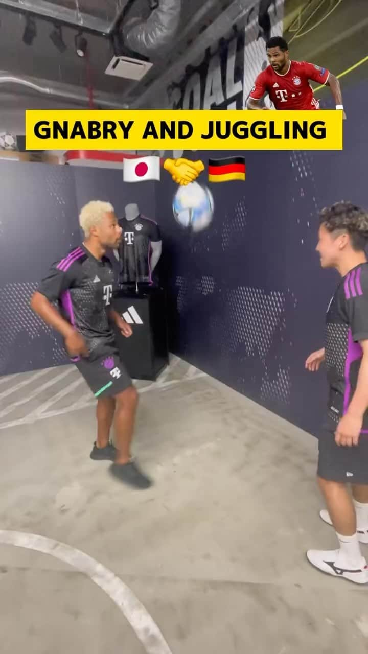 たまこうのインスタグラム：「. Being able to kick a ball with Gnabry is the treasure of my life🇩🇪🥰 Thank you very much Gnabry!! ️ I will continue to support you📣  ニャブリ選手とボール蹴れた事は一生の宝物🇩🇪🥰 ニャブリ選手ありがとうございました‼️これからも応援してます📣  #soccer#football#gnabry #sergegnabry  #fcbayern #サッカー #バイエルンミュンヘン #ニャブリ #ドイツ代表🇩🇪」