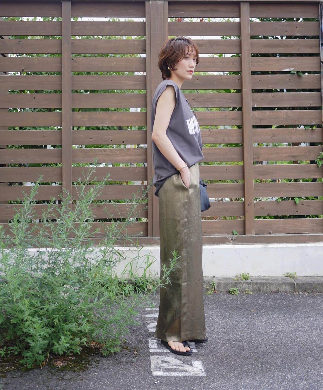 Miki Kanekoさんのインスタグラム写真 - (Miki KanekoInstagram)「草がジャマ🌿  抜こうと思ってから3週間経過😌  @yae_tokyo_ のロングスカート♡  ストンとしたストレートシルエット。  ダークグレーベースなゴールドで大人っぽい。 裏地付きです。  後ろゴムで少し落として履く事もできるので、身長170でもマキシ丈になります☺️ スリットは後ろで膝くらいまであります。  でも階段は登りにくかった…😅   .  👚…#ungrid#mixta  skirt…#yae  👜…#fredyemu  🩴…#lowrysfarm  🕶️…#zoff  pierce…#mou  ring…#cene  bangle…#todayful  .」8月18日 20時14分 - mikiaoba