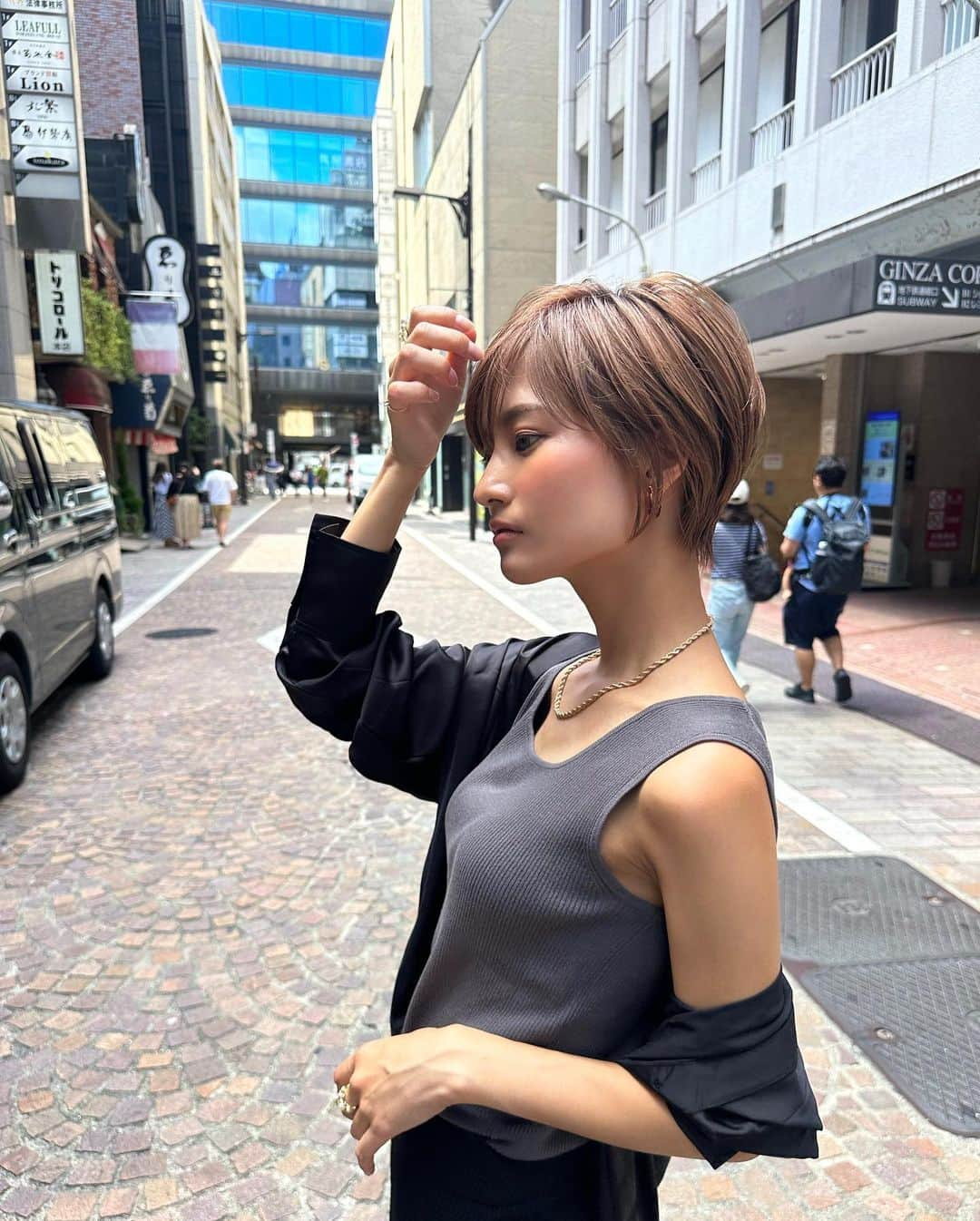 林まきさんのインスタグラム写真 - (林まきInstagram)「I feel like i'm melting in this heat🥵 #ginza #大人カジュアルコーデ #ブラウスコーデ #大人ショート #ハンサムショート」8月18日 20時15分 - maki__mh