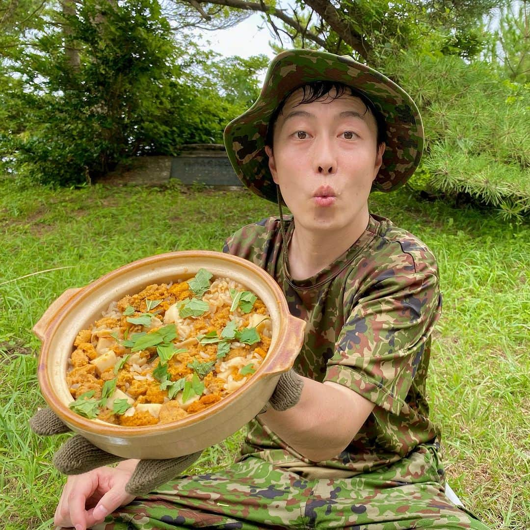 小野寺耕平のインスタグラム：「地元のウニホタテ飯を炊く！夏☀️ #トッカグン #アウトドア #野外 #土鍋ごはん  #うに #ホタテ #南三陸 #神割崎キャンプ場」