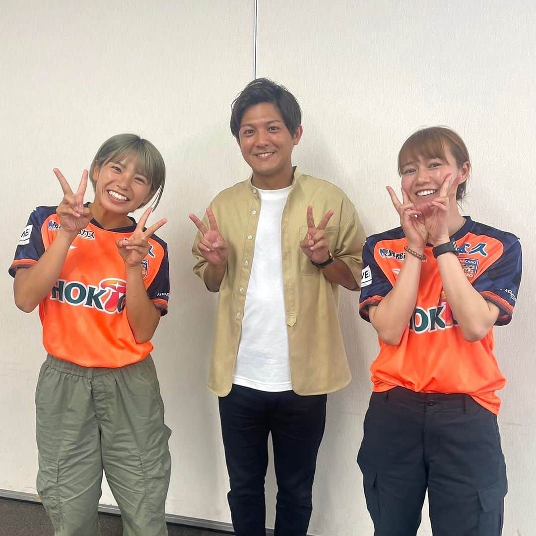 松山航大さんのインスタグラム写真 - (松山航大Instagram)「★ 【⚽️AC長野パルセイロレディース×NBSアナウンサー⚽️】 . 先日、女子プロサッカー「WEリーグ」AC長野パルセイロレディースに所属する #鈴木日奈子 選手＆ #菊池まりあ 選手とNBSアナウンサーの懇親会が開催されました🔥 . サッカーの話題はほとんどなく（笑） 休みの日の過ごし方や、ハマっているものなどの話で盛り上がった楽しいひとときでした！ ㊙️小宮山アナがガールズトークをぶん回してました🤣 . よりクラブや選手の背中を押したい！ そう思えた貴重な機会でした😊 . WEリーグ開幕を前に、8月26日(土)からカップ戦がスタート！ WEリーグ公式YouTubeで配信されるグループリーグ、ホーム戦の実況は松山が担当する予定です🎤 力が入りますね〜💪 . 信州を盛り上げるAC長野パルセイロレディース！ 応援、よろしくお願いいたします！ . それにしてもスポーツ選手のオーラってすごいですね🔥 真ん中に入って写真撮ってもらったんですけど、まじで緊張しました🤣笑 . #長野県 #信州 #長野 #サッカー #女子プロサッカー #スポーツ #WEリーグ #長野パルセイロレディース #長野パルセイロ  #長野放送 #アナウンサー #松山航大」8月18日 20時15分 - kodai_matsuyama