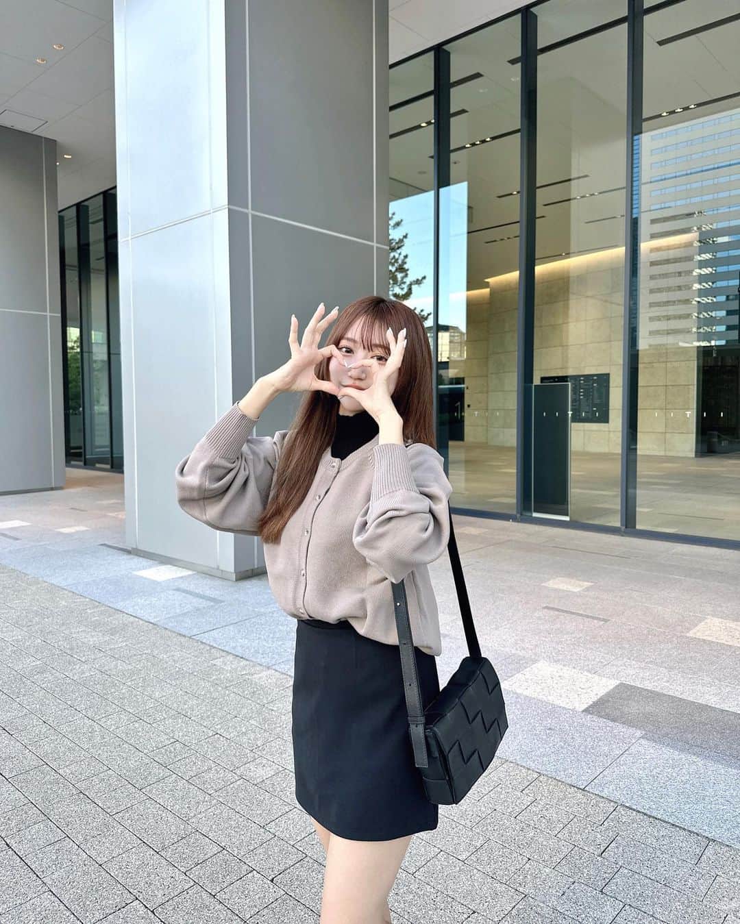 のインスタグラム：「autumn mood🍂🍂 ⁡ 少しずつ秋物の紹介していきます♡ ⁡ 夏服のコーデに羽織るだけで一気に秋感😚 もっちりとしたしっかり生地なのに軽いカーディガン×ブラックコーデ🖤🖤 ⁡ 前後2wayで着用可能なのが嬉しすぎる、、🐻 ⁡ 色んなシーンで着用できるけど持ち運びにも便利だからショッピングや旅行におすすめ✈️🖤 ⁡ ⁡ cardigan : @classicalelf_official grayish beige / M skirt&tops : #GRL ⁡ ⁡ #プチプラ #プチプラコーデ #秋服 #クラシカルエルフ #classicalelf #エルフコーデ #タイアップ #uniqlo #gu #zara #ユニクロ #ジーユー #ザラ #zozo #zozotown #zozo購入品 #zozotown購入品 #プルオーバー #カーディガン #クルーネック」