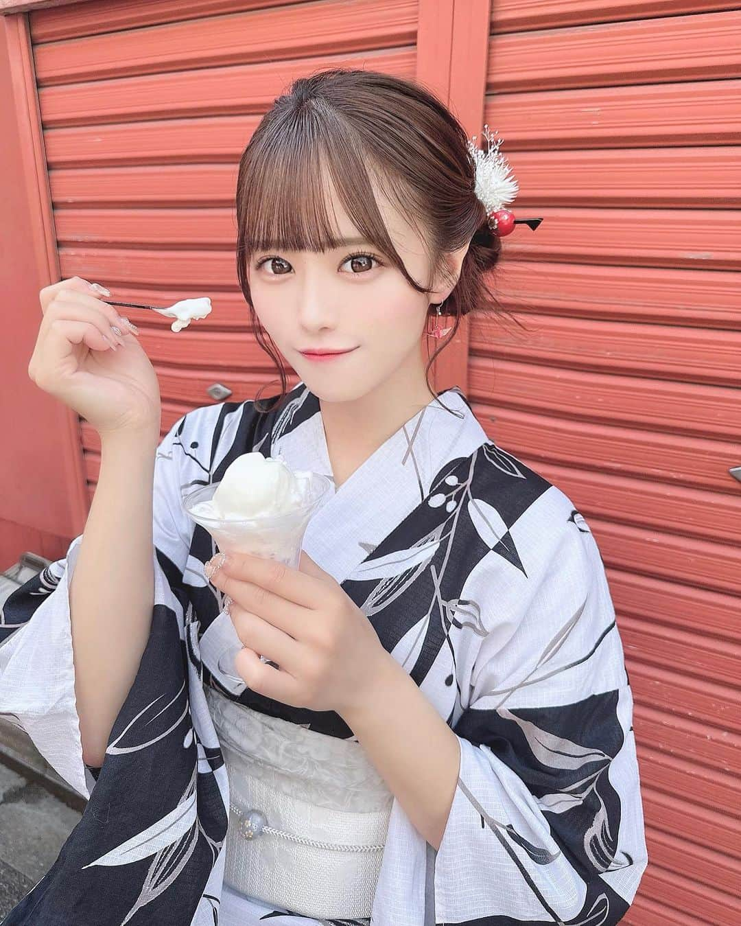 葉月沙耶さんのインスタグラム写真 - (葉月沙耶Instagram)「👘🍧  この間の花火大会の浴衣は浅草にある @asakusa_kimono.niji さんで着せてもらったの‪‪❤︎‬  すごい優しくて浴衣もいっぱい種類あって選ぶの迷っちゃった！他にも着たいのあるからまた行きたいなあ‪‪❤︎‬  帯もヘアセットも可愛くて後ろ姿お気に入り♡ ̖́-  どうーーーーー？‪っ ̫ -⸝⸝˘♡♡  #浅草 #浅草着物レンタル #浴衣 #浴衣ヘアアレンジ #浴衣女子 #浴衣ヘア #浴衣コーデ #ヘアセット #ヘアアレンジ #黒コーデ #浅草観光 #浅草食べ歩き #浅草ランチ #食べ歩き #食べ歩きグルメ #食べ歩き好きな人と繋がりたい #アイドル前髪 #asakusa #asakusatemple #asakusatokyo #japantravel」8月18日 20時22分 - sayapon_310