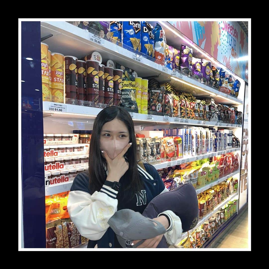 のインスタグラム：「🎩  海外はどこに行っても映える気がしちゃう📸🥫  ・  ・  ・  ・  ・  #idol #アイドル #あいどる #NMB48 #nmb #07line #08line #ootd #oufit #Japan #15歳 #芳野心咲 #海外 #Indonesia #philippines  #映え  #ポテチ」
