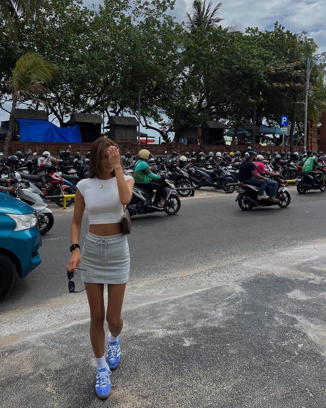 MIYAのインスタグラム：「🛵👋🏽  #vacation #mood #ootd」