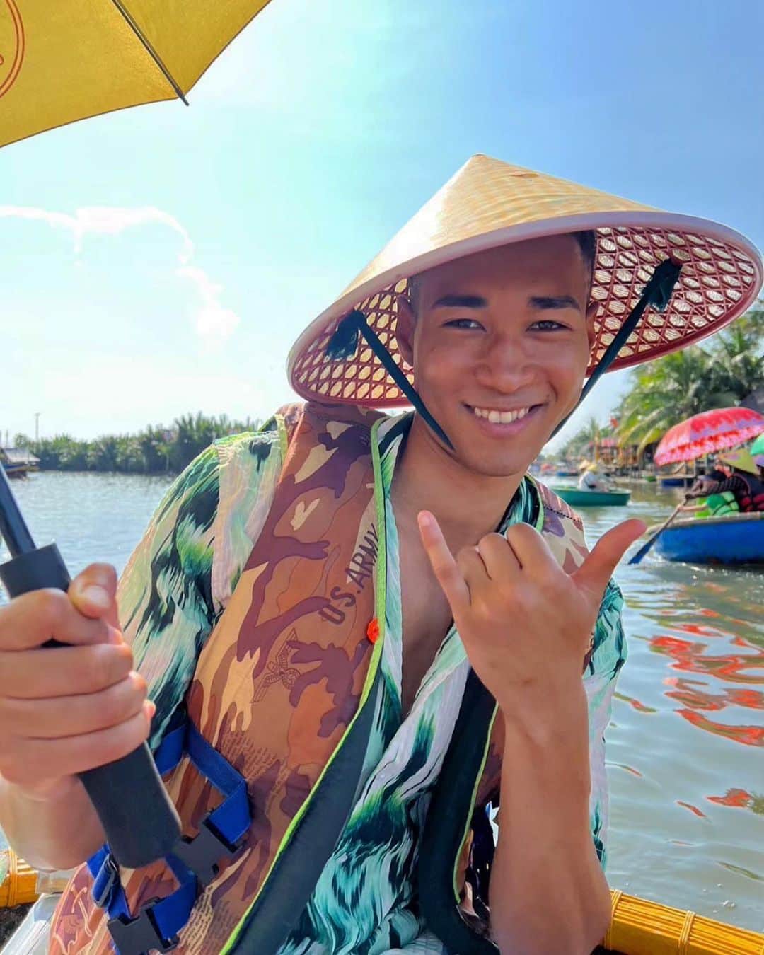 澤井一希さんのインスタグラム写真 - (澤井一希Instagram)「ココナッツボートも楽しかった〜🥥✨  似合ってますか？👒🤣  #ベトナム #ダナン #ココナッツボート #初海外旅行 #パリコレ #モデル #俳優 #澤井一希 #人生を笑ってサバイブするオトコ  #ウントコの民」8月18日 20時25分 - _kazukisawai