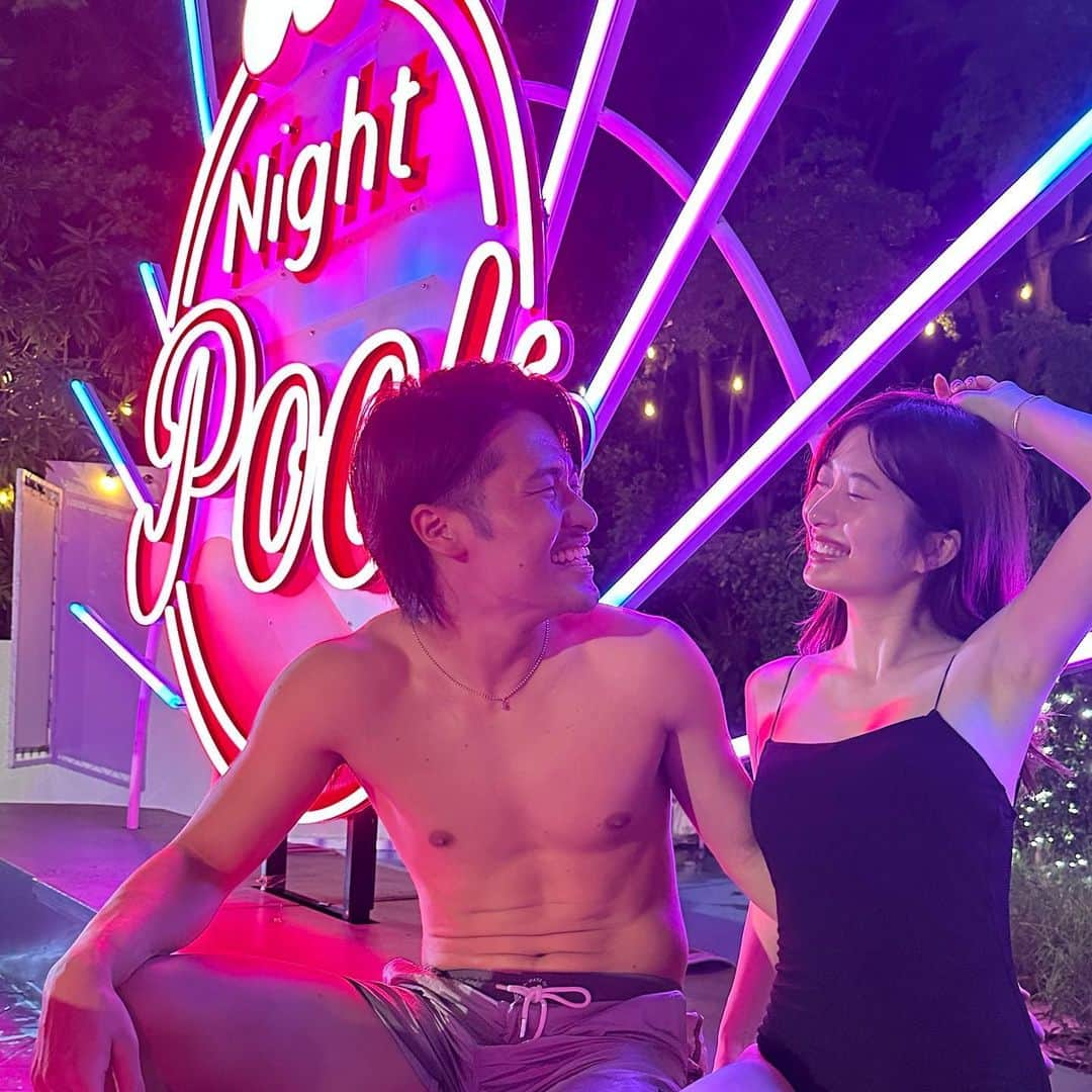 華金カップルさんのインスタグラム写真 - (華金カップルInstagram)「Cancam night pool 🏊🤍  2人で初めてナイトプール来たけど きゃっきゃしながら写真撮って遊んでたのしかった🤣  大好きなダイソンエアラップマルチスタイラーの体験ブースもあって、かわいい状態で写真撮れるからオススメです♥_♥  日本限定カラーのさくらロゼもやっぱり可愛かった🌸  ちなみに最近よく質問頂くヘアセットは全部エアラップ使ってます🫣 ダイソンヘアブースは８月２４日までやってるみたい^^  #ダイソンビューティー #ダイソンエアラップ #Cancamnightpool #ナイトプール #pr」8月18日 20時34分 - hanakin_kp