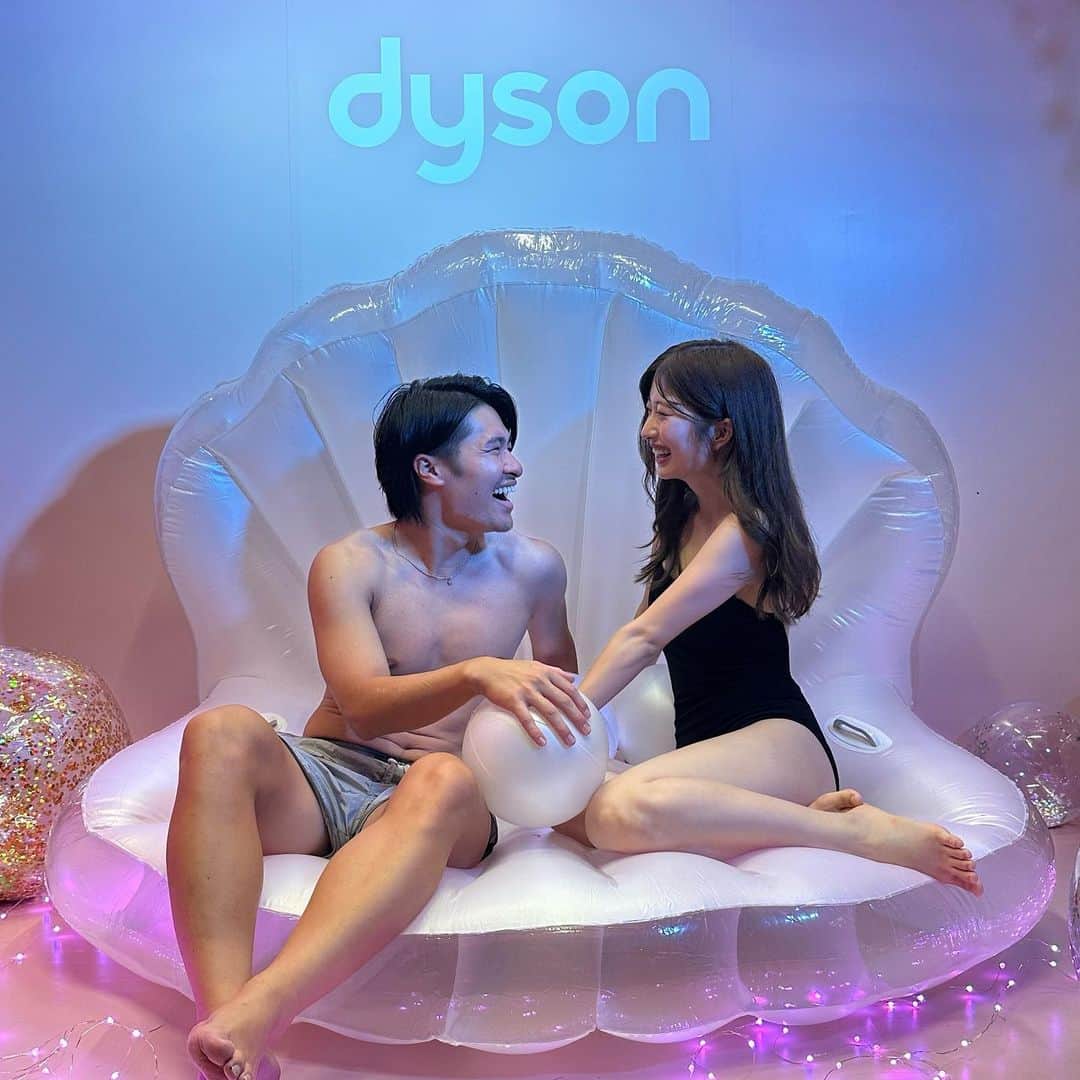 のインスタグラム：「Cancam night pool 🏊🤍  2人で初めてナイトプール来たけど きゃっきゃしながら写真撮って遊んでたのしかった🤣  大好きなダイソンエアラップマルチスタイラーの体験ブースもあって、かわいい状態で写真撮れるからオススメです♥_♥  日本限定カラーのさくらロゼもやっぱり可愛かった🌸  ちなみに最近よく質問頂くヘアセットは全部エアラップ使ってます🫣 ダイソンヘアブースは８月２４日までやってるみたい^^  #ダイソンビューティー #ダイソンエアラップ #Cancamnightpool #ナイトプール #pr」