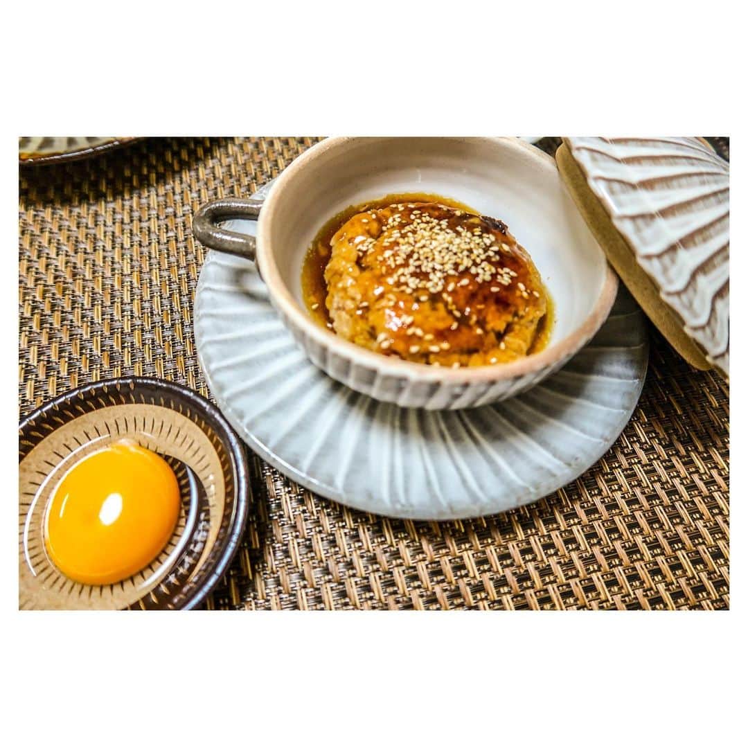 江口雅也さんのインスタグラム写真 - (江口雅也Instagram)「美味しいものを食べれば、一旦頭と心をリセットできる。 それすなわち、自分をコントロールする一つでもある。 よく分からないがきっと自分にとってはそう。  ・ズッキーニとパプリカのガーリックソテー ・なんちゃってつくね  ちょいと繋ぎが甘かったなー🤔  #cook  #cooking  #cookingtime  #cookingathome  #料理男子 #自炊男子 #モデル飯 #和食好き #小石原焼き  #小石原焼を使おう  #福岡産 #東峰村  #飛び鉋 #刷毛目 #器のある暮らし  #器を楽しむ暮らし」8月18日 20時27分 - masaya0429