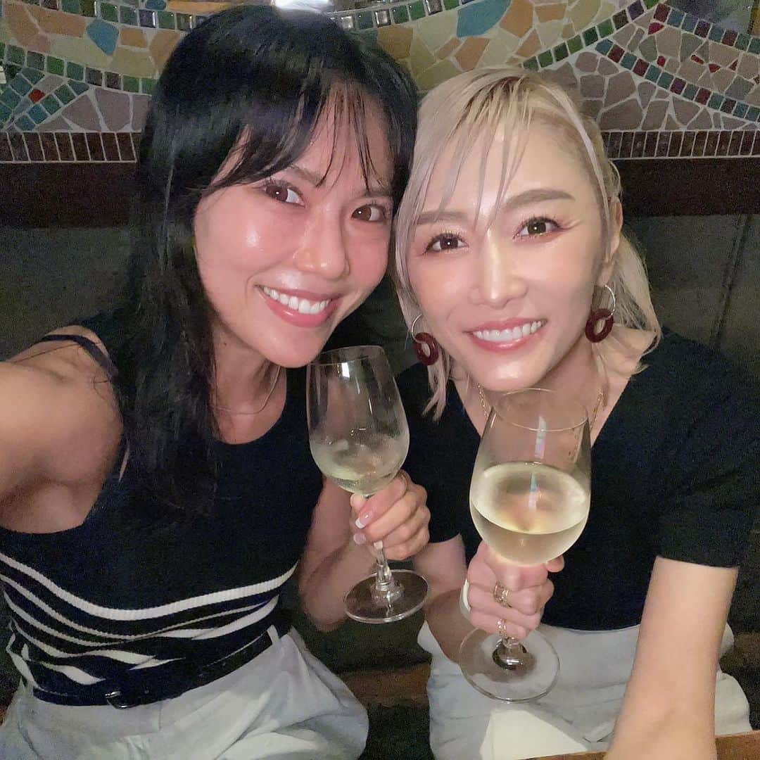 杏さゆりのインスタグラム：「久々に近況報告🩷✨ お酒解禁したのでワインで乾杯🍷🩷 気を使わないお友達は最高です✨ . #杏さゆり　#SayuriAnzu」