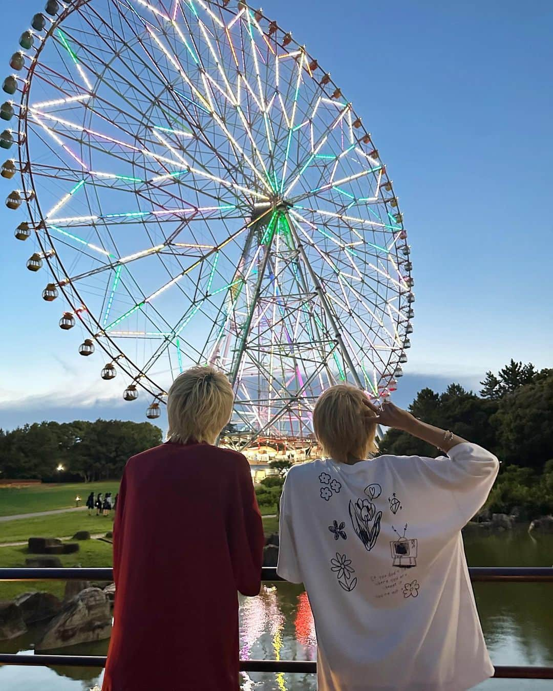 Uさんのインスタグラム写真 - (UInstagram)「🌻🎡🌆 撮影してきた！ 発表事がこれからドンドンくるぞ お楽しみに待っててね🎥  @smileflower_official_   #スマフラ #ゆうたい #向日葵」8月18日 20時28分 - u_antime_