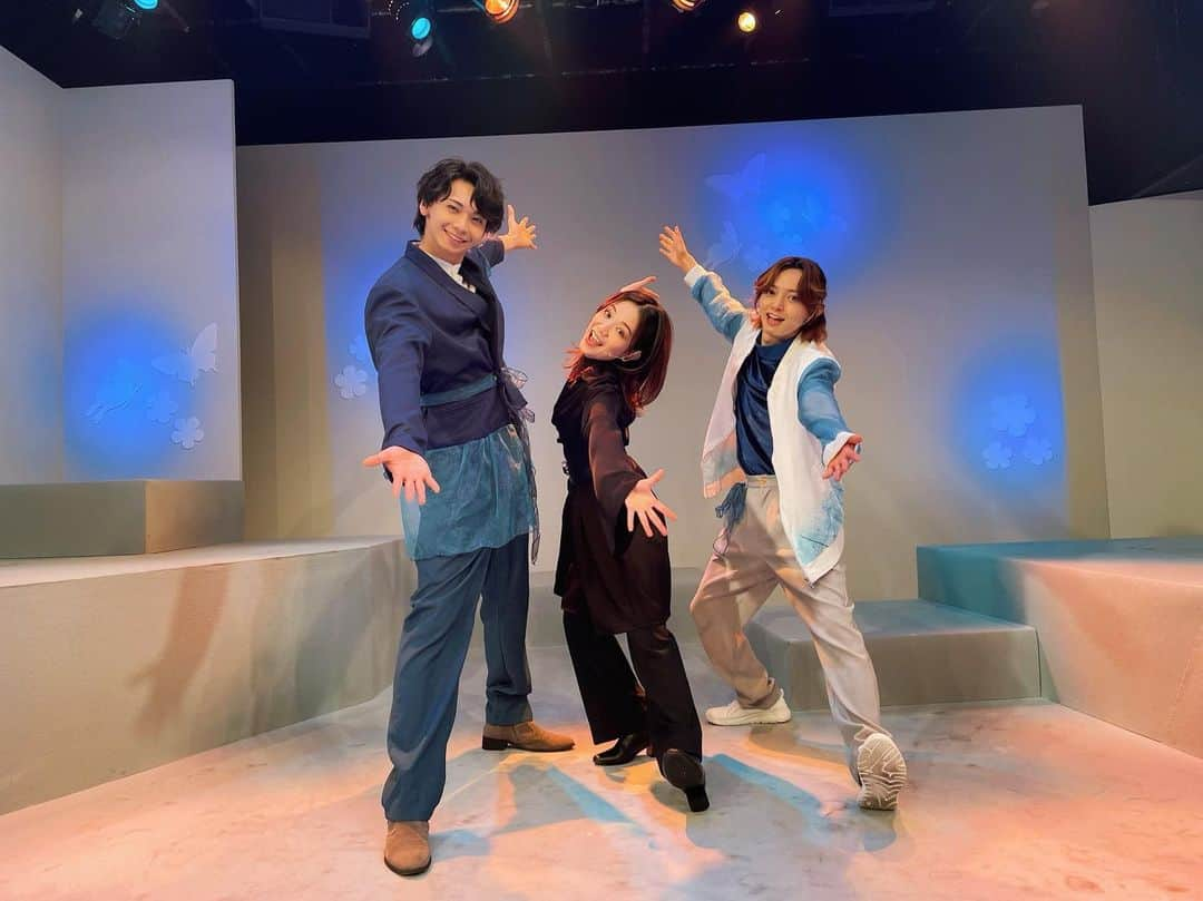 田上真里奈さんのインスタグラム写真 - (田上真里奈Instagram)「ミュージカル『人間ライブラリ』 8月13日に全公演終了しました。  ご観劇の皆様、誠にありがとうございました！  (配信のアーカイブが20日までです！)  触れてしまったら考えを巡らさずにはいられないような作品で、素敵な楽曲と共に、挑むのが楽しい日々でした。  Bチーム共演者のお二人がすご〜く心地よく、こんにちは〜天気いいですね〜的な探り合いコミュニケーションはほぼ取らずに、気づけばスムーズに仕事に取り組めました。  演劇においてもそれ以外でも、他人とのアンサンブルを重んじる人との方がやりやすいところがあるので助かりました。  これからも、今まで経験したことの先に新たな表現を手に入れたい気持ちが湧き立っているので、どうぞフォロミー🛼  次の舞台の稽古も始まっています。どうぞ観に来てね🏃‍♀️」8月18日 20時28分 - tanoue_official