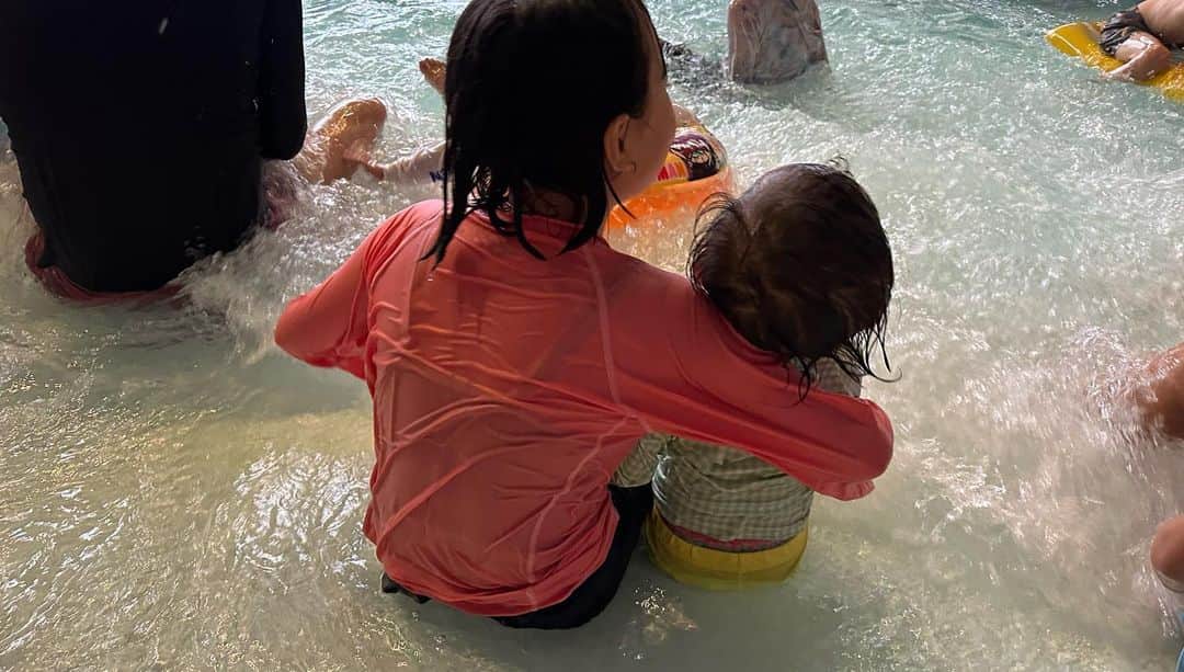 江原千鶴（エハラチヅル）さんのインスタグラム写真 - (江原千鶴（エハラチヅル）Instagram)「別府、杉乃井ホテルのアクアビートに7年ぶりくらいに行ってきました🏊  うたくんとわくん、初めての波のプールに大はしゃぎ💕  とわくんは水遊びパンツをはけば一緒のプールに入れるので、家族みんなで遊べる😆  時々、普段オムツをしている子は同じプールに入れない場合があるので、事前に調べます！  杉乃井ホテルは温泉、ボウリング、人気のビュッフェ、夏は室内プールがあったり、昔から人気の大型リゾートホテルだけど、また本館を建て替えてるし、近年の進化が止まらない‼️  新しく出来た宙館に泊まりたかったけど満室だったから、いつか泊まりたいな〜🤩  ※とわくん、プールで寝る連続記録更新中w  #別府#杉乃井ホテル#アクアビート#子連れ旅行 #九州#エハラ家チャンネル」8月18日 20時31分 - eharachizuru