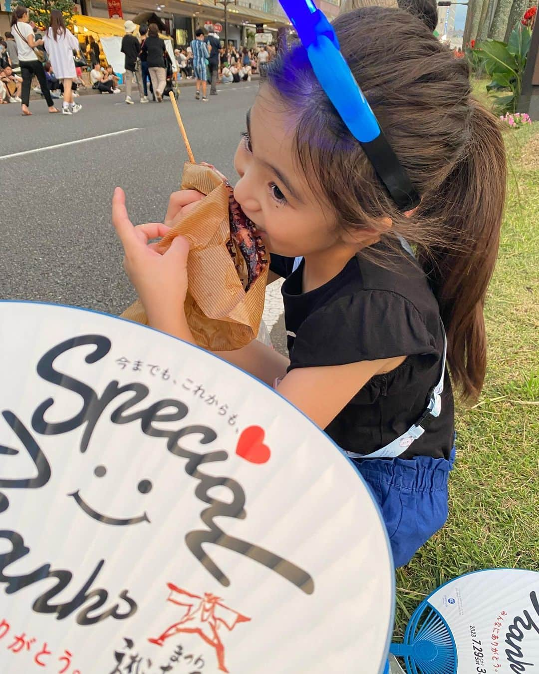 石津大介のインスタグラム：「夏休みは宮崎😊✨✨  大きなお祭りに行ったょ🙌🏮🍧🎆 ピカピカ光るおもちゃを探すのに時間かかったねw  流しそうめんやってみたいと言うのでパパすぐさま検索📱🔎 徐々に流れてくる素麺を上手にすくえるように😁👍 おなかいっぱいになって、天気の悪い中照葉の大吊橋へ😁 自然を楽しみました  あ、もちろん夏休みとはいえ、勉強も頑張ってますよ💪😤  #宮崎#テゲバジャーロ #石津大介 #愛娘」