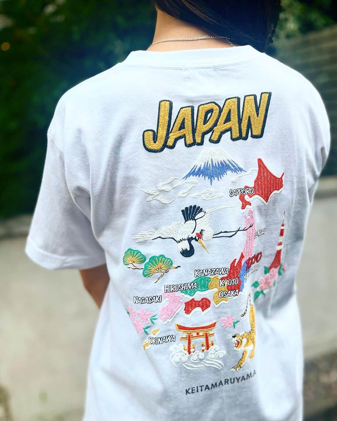 丸山敬太さんのインスタグラム写真 - (丸山敬太Instagram)「【 RE ARRIVAL 】 .  ✔️ JAPAN Embroidery Style Print Tシャツ ブラック/ホワイト ¥9,900 (intax)  KEITA MARUYAMA定番のスカジャンモチーフを刺繍風にプリントした、大人気のTシャツが再入荷🗻🗾  お電話注文も承っております！  ー 📞 お問合せ先 🛒　ー  【丸山邸 MAISON de MARUYAMA 】 〒107-0062 東京都港区南⻘山4-25-10 TEL: 03- 3406-1935 MAIL: info-store@keitamaruyama.com  【 KEITAMARUYAMA 阪急うめだ本店 】 〒530-8350 大阪府大阪市北区角田町8番7号 TEL: 06-6313-0605 （直通）  【MAISON de MARUYAMA 神戸別邸 】 〒651-8511 神戸市中央区小野柄通8-1-8 🏬　　神戸阪急　新館3F （神戸国際会館側上りエスカレーターの目の前です） TEL：078-200-7317（直通）  #keitamaruyama #ケイタマルヤマ  #丸山邸 #阪急うめだ本店 #神戸阪急  #新作 #tシャツ #ユニセックス #男女兼用」8月18日 20時32分 - keitamaruyama_official