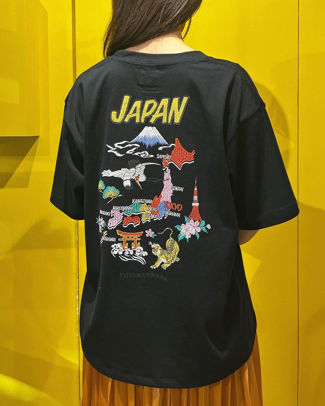 丸山敬太さんのインスタグラム写真 - (丸山敬太Instagram)「【 RE ARRIVAL 】 .  ✔️ JAPAN Embroidery Style Print Tシャツ ブラック/ホワイト ¥9,900 (intax)  KEITA MARUYAMA定番のスカジャンモチーフを刺繍風にプリントした、大人気のTシャツが再入荷🗻🗾  お電話注文も承っております！  ー 📞 お問合せ先 🛒　ー  【丸山邸 MAISON de MARUYAMA 】 〒107-0062 東京都港区南⻘山4-25-10 TEL: 03- 3406-1935 MAIL: info-store@keitamaruyama.com  【 KEITAMARUYAMA 阪急うめだ本店 】 〒530-8350 大阪府大阪市北区角田町8番7号 TEL: 06-6313-0605 （直通）  【MAISON de MARUYAMA 神戸別邸 】 〒651-8511 神戸市中央区小野柄通8-1-8 🏬　　神戸阪急　新館3F （神戸国際会館側上りエスカレーターの目の前です） TEL：078-200-7317（直通）  #keitamaruyama #ケイタマルヤマ  #丸山邸 #阪急うめだ本店 #神戸阪急  #新作 #tシャツ #ユニセックス #男女兼用」8月18日 20時32分 - keitamaruyama_official