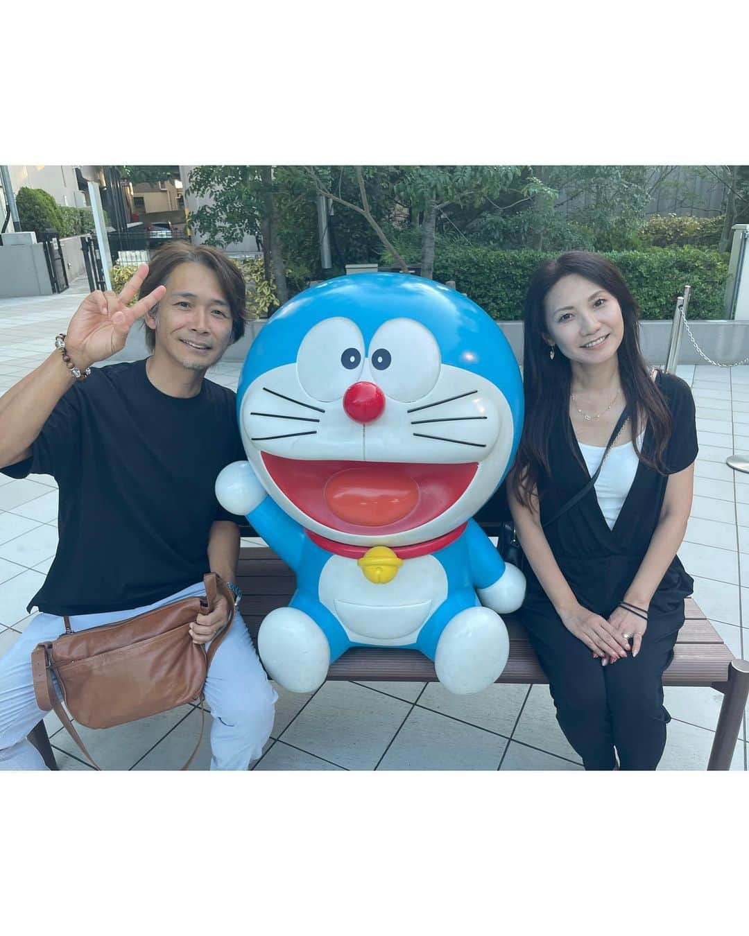 熊谷麻音さんのインスタグラム写真 - (熊谷麻音Instagram)「･ ･ ･ ままとぱぱと妹が東京来たよ〜❣️ ままとぱぱとドラえもんと✌️♡(3枚目) ･ 明日はダーツの世界大会が 東京ビックサイトであります☺︎🎯それに出場します❤️‍🔥 ･ 楽しみすぎて今日も寝れないなあ🫠💭 試合前は本当に寝れない🫢 ･ アドレナリン大爆発❤️‍🔥 ･ それでは明日、明後日は東京ビックサイトでお会いしましょう🤝💓 ･  #bills で大好きなパンケーキ🥞♡ 美味しかった🐱 ･」8月18日 20時43分 - mao_kumagai