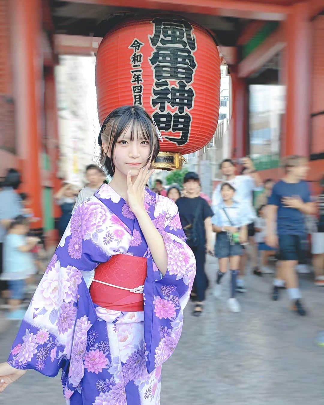 香月結衣さんのインスタグラム写真 - (香月結衣Instagram)「浅草🎆👘⁡ ⁡⁡ ⁡よく分かんないけど浅草に行く頻度が高くて嬉しい❤︎⁡ ⁡こんなに素敵な浴衣〜わーい〜⁡ ⁡⁡ ⁡ #浴衣  #着物  #yukata  #kimono  #梨花和服  #和服  #和装  #和風  #浅草  #浅草食べ歩き  #雷門 #kaminarimon  #アイドル  #idol  #モデル  #model  #ポートレート  #ショートカット  #インナーカラー」8月18日 20時35分 - tukitukl_ci