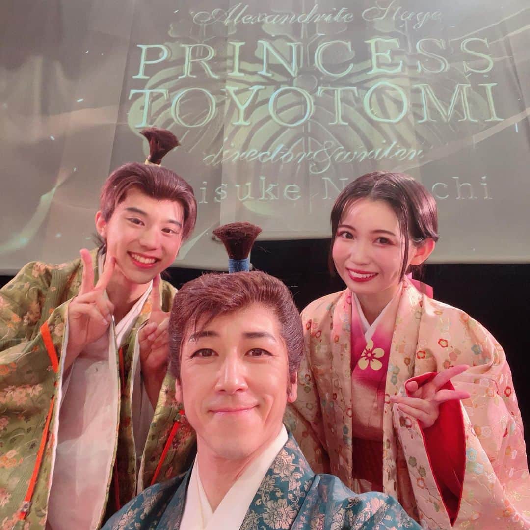 和泉元彌のインスタグラム：「2023.8/18(金)～8/20(日) @近鉄アート館 時代劇『PRINCESS TOYOTOMI』大阪公演 脚本/演出:#野口大輔 https://princess-toyotomi.themedia.jp  あくまでも個人の感想出演者紹介  AZAIサイド:幸村花鈴さん リアルにいるんですねぇ… あんな可愛い声の子😊 当然、役作りもされてますよ！ でも、その姿と声の一致いったら… 彼女のチャームポイントですよね。 6歳の千姫から始まるので大変だと思いますが、 「可愛らしい姫君」に頷く人も多いのでは⁈ 初登場シーン「しぇんひめれぇしゅ❣️」は、必聴もの❗️ 劇団ではなくカンパニーだからこそ 色んなバックボーンを持った人が集まる❗️ だからこその化学反応‼️  そして、最後のバトンを受け取る孫夫婦 そう！ 「茶々の子=秀頼」と 「江の子=千姫」の婚姻ですから 思い入れの強いアンカーなのです。  さて、花鈴ちゃんの成長やいかに⁉️ 野口さんの千本のノックを受けた夫婦は しっかりと感情を掴み、練り、着実に 行動に、言動に、声に乗せることを 積み重ねていました。 確実に自分のものにしてきた彼女… その成長を見られる稽古場に同席することは とても贅沢で幸せなことだと思っていました。  互いを思う心情がお互いが増幅機となって お客様に届けられることでしょう。 影響し合える共演者って素敵ですよ。 乞うご期待です。  浅井の血を継ぐ者が 浅井の血を継ぐ者の命を守り 後の世に残っている…。 彼女の受け取るバトンは大きな者です。 可愛いだけではない、 幼くとも、戦国に生きた女性の強さを兼ね備えた 千姫の「はい」を聞き逃してはいけません。 懸命に演じている姿が、 千姫に重なるのも 彼女にしか演じられない愛すべき千姫です。 残された公演でも更に成長しちゃうのでは⁉️ 若者はコワイ😊 しっかり見守りたいと思います。  [予約フォーム] https://www.quartet-online.net/ticket/princess-toyotomi?om=cxdebii  【出演者】 《シングルキャスト》 #彩凪翔  #岩永ゆい/#西条美咲 #大原万由子/#あも/#藤田よしこ #海老澤健次/#元田牧子/#潮見勇輝 #三上竜平/#京矢彩希/#高田舟  #美翔かずき/#山崎麗央奈 #山脇広大 #倉田瑠夏/#片岡芽衣 #緑川青真/#雪村花鈴  #中西彩乃/#坂西春加/#福元あかり/#後藤めぐみ  #留依まきせ/#和興  #和泉元彌  《声の出演》#西岡德馬  【スケジュール】 上演時間は2時間40分(休憩10分含む) 🎤終演後アフタートークあり  《大阪公演》 8/18(金)13:00🎤/18:30 8/19(土)13:00🎤/18:30 8/20(日)12:00  ※大阪公演はシングルキャストと、ダブルキャストの選抜者が出演致します  【劇場・アクセス】 《大阪公演》 近鉄アート館 〒545-8545 大阪市阿倍野区阿倍野筋1-1-43  あべのハルカス近鉄本店ウイング館8階 近鉄「大阪阿部野橋駅」 JR・大阪メトロ「天王寺駅」 下車すぐ  【チケット】 《劇場観劇》 SS席 12.000円 (前方指定席) 非売品ブロマイド東京①番/大阪②番付  S席 9.000円(中央指定席)  A席 6.500円(後方指定席)  《デリステ》 大阪公演の収録DVD ※東京公演は収録なし  SSセット 12.000円 (上演Blu-ray・パンフレット 台本・非売品ブロマイド③番付)  Sセット 9.000円 (上演Blu-ray・パンフレット)  Aセット 6.500円 (上演DVD)  #アレステ　#プリステ2023」