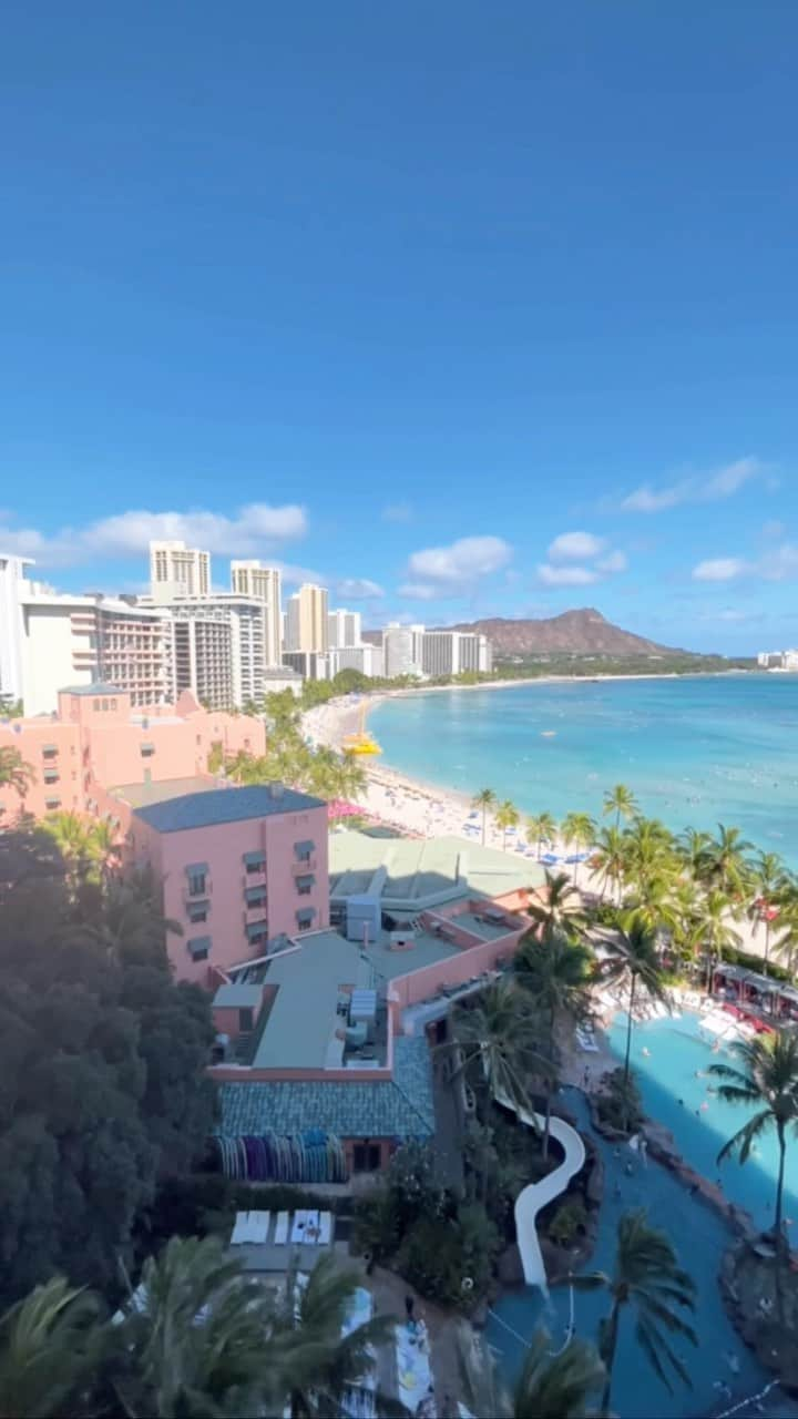 遊海 Yuumiのインスタグラム：「Luxury view of all Waikiki beach and the diamond head @sheratonwaikikijp @sheratonwaikiki  #sheratonwaikiki #sheraton #waikiki #hawaii #oahu #honolulu #luxurystay #travel #summer #beach #paradise #ワイキキ　#ハワイ　#オアフ島 #夏　#観光」