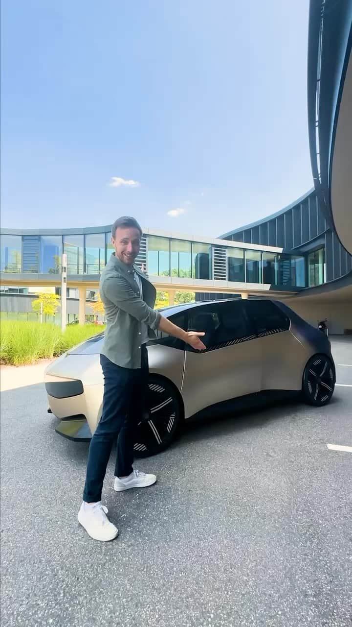 BMWのインスタグラム：「First, he met Dee. But what does @thetechchap think of #THEiVisionCircular? #BMW」