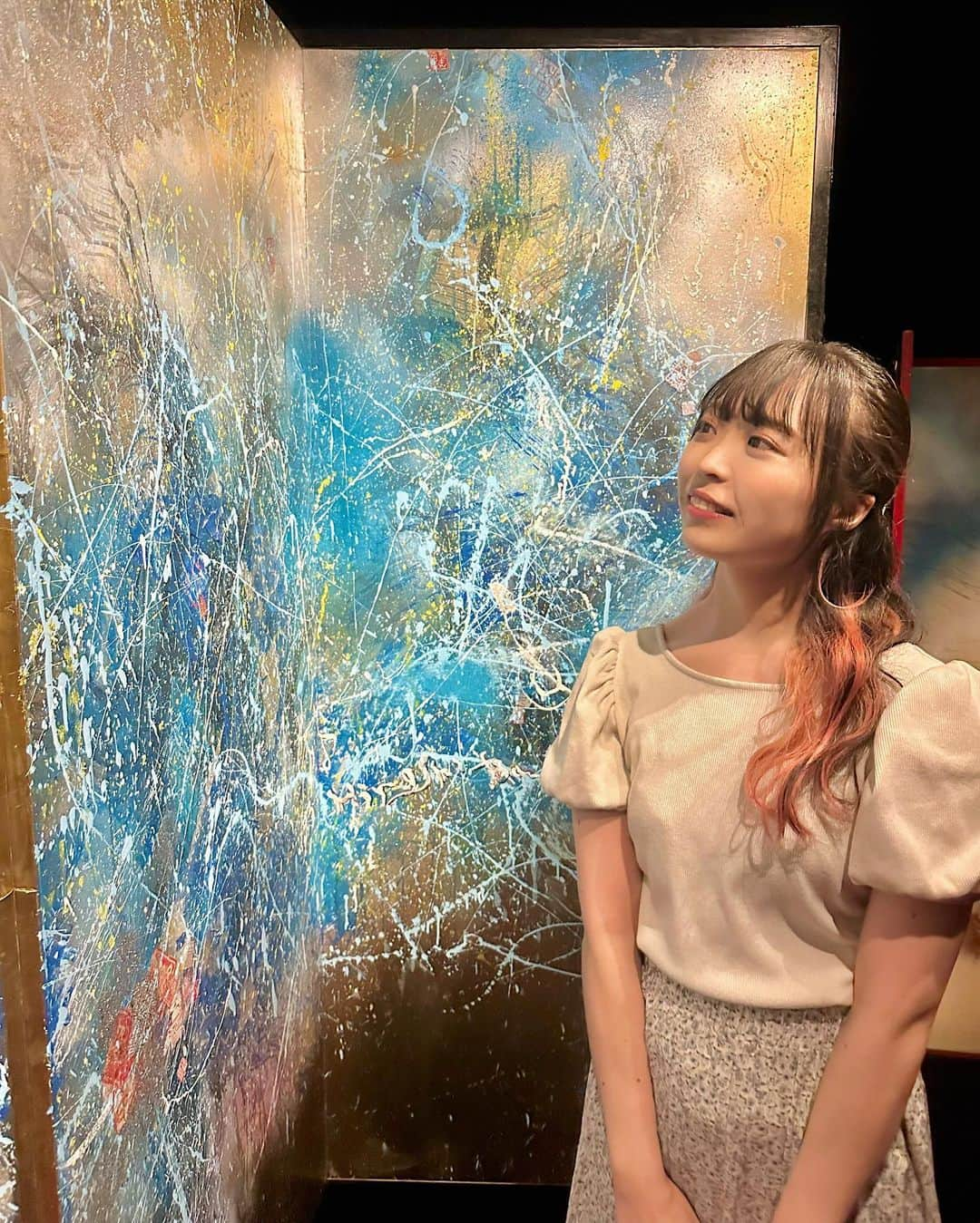 白井佑奈のインスタグラム：「🖼  番洋さんの個展に行ってきたよ✨    入った瞬間、目の前にデジタルサイネージ。圧倒される作りになってました☺️    視力にハンデがあるのにも関わらず、堂々と描かれた大きなキャンバスたち。    「どういう気持ちで描いたんだろう？」って気持ちでいっぱいになりました🥺    よく見ると動物が描かれていたり、全ての絵にハンコが押してあったり…。      特に好きだったのは、金の光の中にいる天使たちの絵🤭💗  なんだか守れているような印象を受けました。     絵を見に行くのは1ヶ月ぶりくらい？  やっぱり芸術に触れるのは楽しいな〜って感じる日でした🫶    〈番洋さんのHP〉 →https://banhiroshi.com/     ＊＊＊＊＊＊＊＊＊＊  お仕事依頼はDMへ💌💭 ＊＊＊＊＊＊＊＊＊＊    プロフィールリンクはこちら👉 @yuna_smile0130      #個展#番洋#隻眼の画家 #芸術#アーティスト#banhiroshi#art#NFT#CRYPTO」