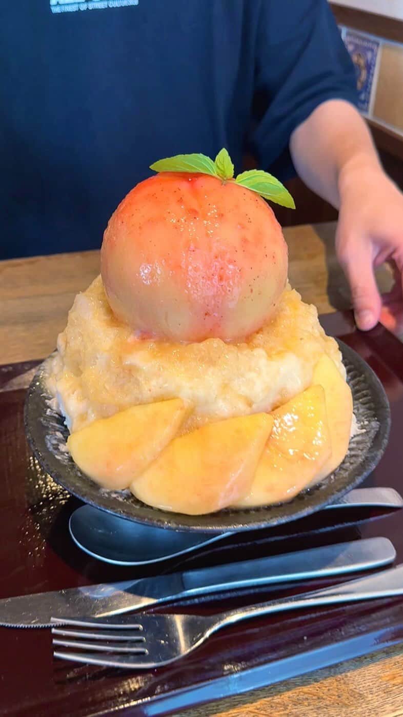 ゆうとグルメのインスタグラム：「🍧行列ができるかき氷屋の丸ごと桃かき氷🍧 ㅤㅤㅤㅤㅤㅤㅤㅤㅤㅤㅤㅤㅤ 渋谷にあるオクノシブヤさん(@saboh_okushibu)の 「丸ごと白桃とレアチーズのかき氷 お茶付き」2640円 ㅤㅤㅤㅤㅤㅤㅤㅤㅤㅤㅤㅤㅤ 代々木八幡駅から徒歩10分ほどのところにあるオクノシブヤさんは、行列のできる人気かき氷専門店！ ㅤㅤㅤㅤㅤㅤㅤㅤㅤㅤㅤㅤㅤ 今回は白桃かき氷を注文🍧🍑 ㅤㅤㅤㅤㅤㅤㅤㅤㅤㅤㅤㅤㅤ これは職人が削るふわふわの氷にレアチーズを詰めた丸ごと1個の白桃と桃果肉を盛りつけた桃づくしのかき氷！ ㅤㅤㅤㅤㅤㅤㅤㅤㅤㅤㅤㅤㅤ 全体には生桃シロップとレアチーズミルクがかかっていて、氷の中にはレアチーズケーキと白餡も隠れています！ ㅤㅤㅤㅤㅤㅤㅤㅤㅤㅤㅤㅤㅤ 上にのってる桃は完熟でみずみずしくしっかり甘みもあるし、中に詰まってる濃厚なレアチーズクリームとの相性が良すぎてこれがとにかくおいしかった🤤🤤 ㅤㅤㅤㅤㅤㅤㅤㅤㅤㅤㅤㅤㅤ 数時間待ちになることもある人気店だけど、お店のアカウントにあるページから当日オンライン予約ができてお店の前で待たなくていいのもありがたい！ ㅤㅤㅤㅤㅤㅤㅤㅤㅤㅤㅤㅤㅤ 全てのかき氷メニューには玄米茶/ほうじ茶/和紅茶/抹茶から選べる本格的なお茶もセットになっていました🍵 ㅤㅤㅤㅤㅤㅤㅤㅤㅤㅤㅤㅤㅤ 桃のかき氷は9月頃までの限定商品なので気になる人は食べ逃さないように気をつけて！ ㅤㅤㅤㅤㅤㅤㅤㅤㅤㅤㅤㅤㅤ おすすめ！！ ㅤㅤㅤㅤㅤㅤㅤㅤㅤㅤㅤㅤㅤ —————————————— 📍東京都渋谷区神山町7-15 ホワイトハイム大嵩102 ⏰11:00〜19:00 🛌火曜定休 🚃代々木八幡駅から徒歩10分 —————————————— #渋谷グルメ #渋谷カフェ #東京グルメ #東京カフェ #オクノシブヤ #かき氷 #桃 #shavedice #tokyo #japan   #東京観光 #東京旅行 #代々木公園 #東京 #渋谷 #カフェ巡り #カフェ好きな人と繋がりたい #ごはん記録 #japantravel #japantrip #instafood #japanesefood #peach」