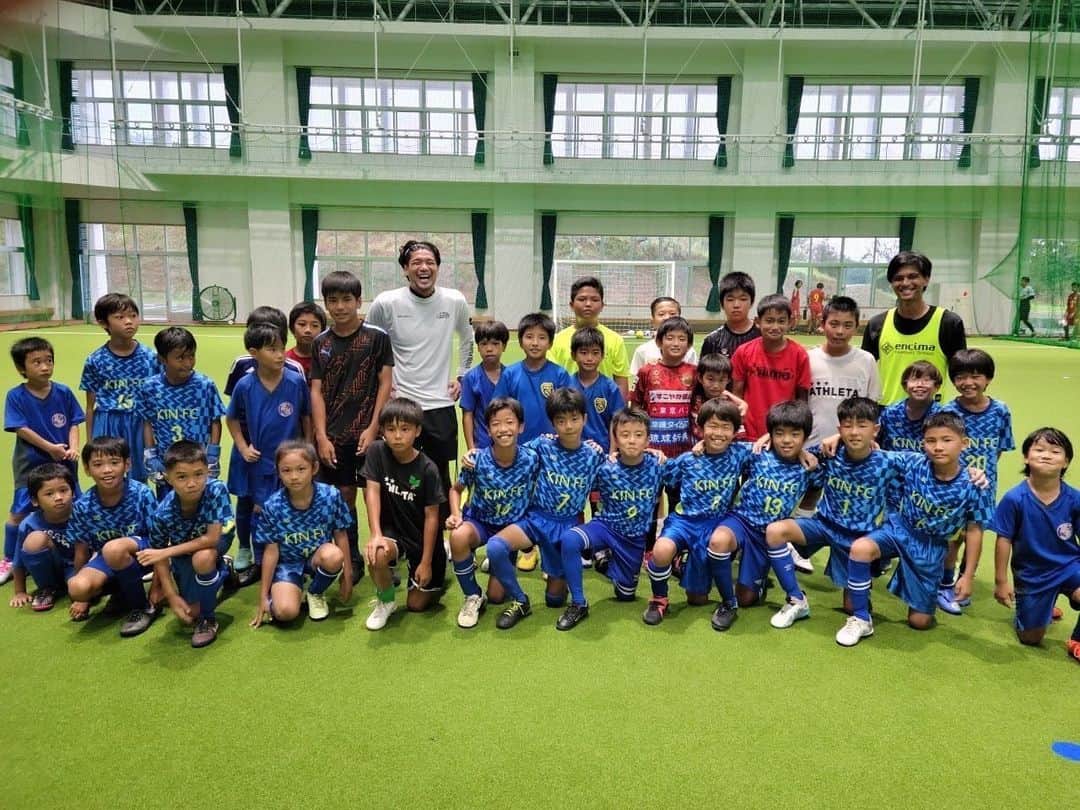 上里一将のインスタグラム：「・ 【GREEN FIELD OKINAWA合同会社主催上里一将サッカースクール開催のお知らせ】  この度、金武町にて、GREEN FIELD OKINAWA合同会社主催上里一将サッカースクールを開催致します。  金武町とは、現役時代に11年間在籍していた『北海道コンサドーレ札幌』で、毎年一次キャンプの期間に金武町陸上競技場を利用させて頂き、大変お世話になったご縁があります。毎年金武町の素晴らしい施設やクッション性の高い天然芝、そして町民の皆様から温かいおもてなしを受けながら、シーズンを迎える準備が出来た事、大変感謝しております。  今回そういったご縁もあって、金武町内、そして周辺地域の子供達への技術指導を通じ、少しでも恩返しとなるサッカースクールが実施出来ればと考えております。  8月22日（火） 金武町フットボールセンター天然芝グランド 15:00-16:15 低学年（1年生〜3年生） 16:15-17:30 高学年（4年生〜6年生） 17:30-19:00 中学生（1年生〜3年生）  ▪️参加費無料 ▪️各クラス定員30名 ※ボール、水筒、レガースをご持参下さい🙇‍♂️  InstagramのDMにて事前受付と当日会場受付にて募集させて頂きます。  お申込み ▪️学校名　▪️学年　▪️名前 ご記入の上ご連絡お待ちしています。  定員の関係で参加不可となる可能性もあります。予めご了承ください。」