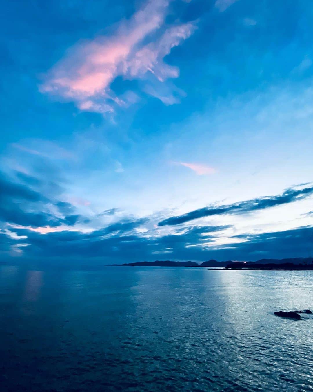 祥吉さんのインスタグラム写真 - (祥吉Instagram)「8月18日(金)19時の空 今日は30度に届かない夕暮れ時で 少し涼しく感じます ピンク色に染まった雲が印象的  #瀬戸内海 #海 #空 #雲 #夕暮れ #夕空」8月18日 20時41分 - akoshokichi