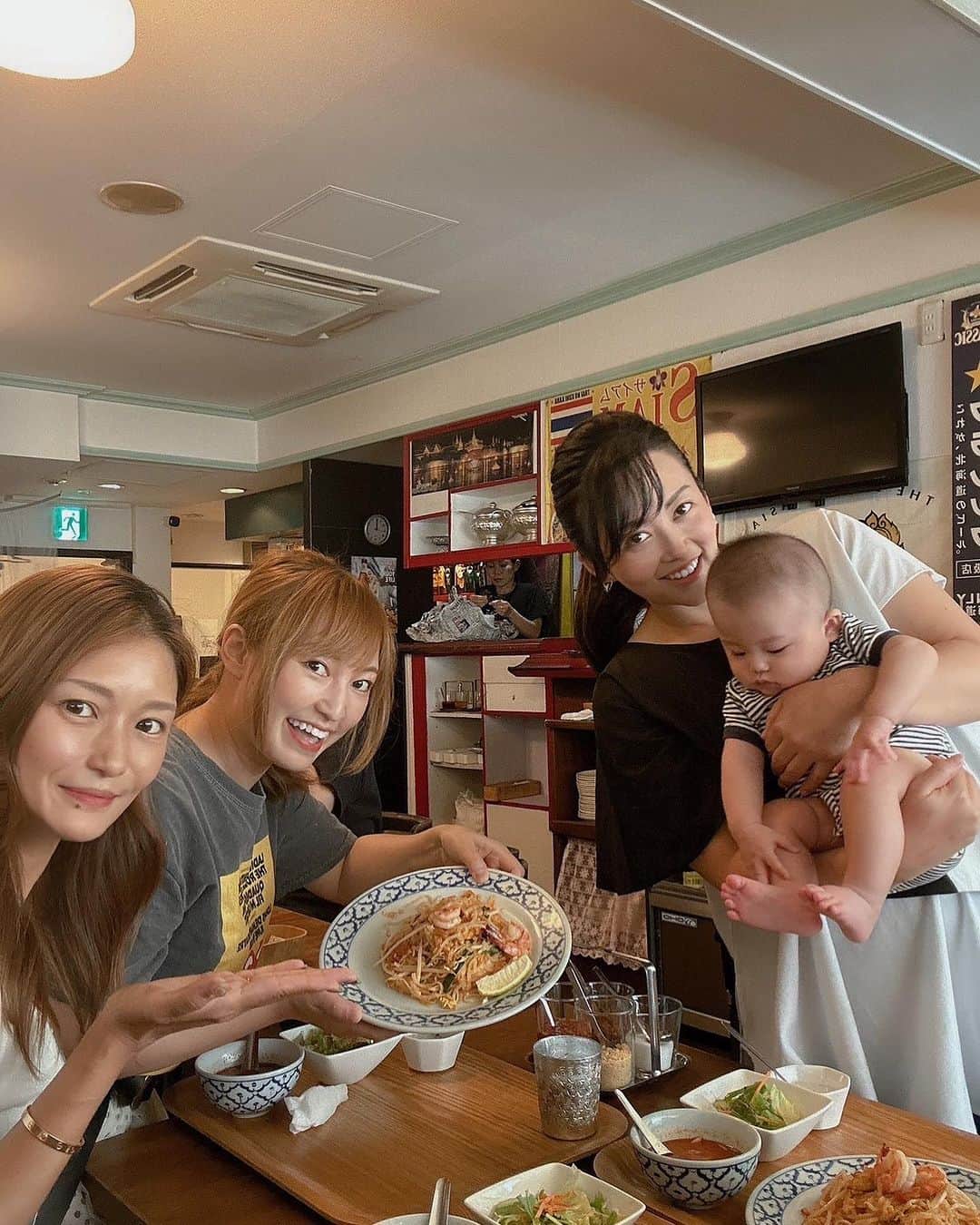 浅井未歩のインスタグラム：「パッタイってこんなに美味しかったんだ🥹💕✨  いや、一緒にいるメンバーとの相乗効果で余計に美味しく感じたのかもしれない、、😎✨笑  北海道観光大使メンバーで束の間のランチ！  さやかさん @insta.sayaka  とは、去年から様々な機会で関わらせていただいておりまして、ありがたい限り☺️ ワンマンのチケットまで購入頂いて🥹嬉しすぎます🥹💕  千景ちゃん @chikage.aoyama  のベビさまにもお目にかかれて大変光栄でございました😆 ほんと、全然動じないし、しっかりしてる〜👶 これからの成長が楽しみだなぁ🥰  北海道観光大使としてできること。 少しずつ形にしていきたいな🐄🌽💕  ワンマンまであと63日🔥🔥🔥  9月か8月末ぐらいから  週1で配信ライブを敢行しようと考えてます。  その配信は、リアルで見てもらえる場所で行おうかと思い、 今日その場所の下見でした✨  グッズのお披露目もそろそろしたい🥹 近々お知らせできるように頑張ります🔥✨  ῀῀῀῀῀῀῀῀῀῀῀῀῀῀῀῀῀῀῀῀῀῀῀῀῀῀῀῀῀῀῀῀῀῀῀῀῀῀῀῀῀῀῀῀῀῀῀῀῀῀῀῀  浅井未歩ワンマンライブ2023 〜あなたの心がととのうライブ〜  ■開催日：2023年10月20日（金） ■開場18:30　開演19:00  開催場所:cube garden 北海道札幌市中央区北2条東3丁目2-5  ■チケット２種類  ①通常チケット 前売り4,000円（税込） 当日4,500円（税込）  ②グッズ全部のせチケット 9,500円（税込） グッズ４種と当日のチケットがセットに！ ※通常購入よりも500円お得！ ※最優先で入場案内します  ●グッズ４種　内訳 ・Tシャツ ・温泉タオル ・ステッカー２種類 ・アクリルホルダー  Newキャラクター「ミホッピー」のグッズ （旭川市のシンボルキャラクター「あさっぴー」作者ナカシマヨシカプロデュース）  ①②同様 ワンドリンク別途600円  ■チケット販売場所 ローソンチケット(Lコード：11657） ほか購入フォームはこちらから https://lit.link/asaimiho  または Instagramプロフィールリンクから @asaimiho____24   ■全自由  ■バンドメンバー Key ナカムラジュンキ Bass 木村ケイコ Drms 森とも大 Gt 藤田ユウト  ῀῀῀῀῀῀῀῀῀῀῀῀῀῀῀῀῀῀῀῀῀῀῀῀῀῀῀῀῀῀῀῀῀῀῀῀῀῀῀῀῀῀῀῀῀῀」