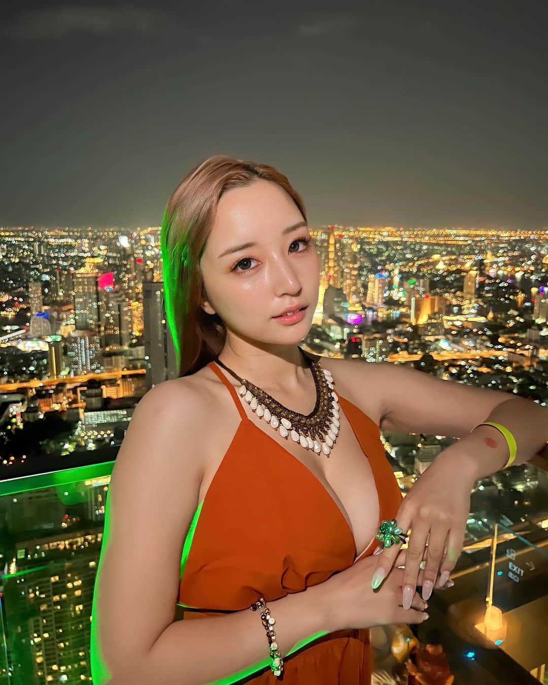 石田みかのインスタグラム：「アクセサリーは、 タイで現地調達したけど鬼可愛い🫶 . . 休みの日でもどっかしら行ってるから まじで疲れ抜けない年感じる😅 . .  #タイ旅行 #バンコク旅行 #マハナコン #マハナコンスカイウォーク #展望台」