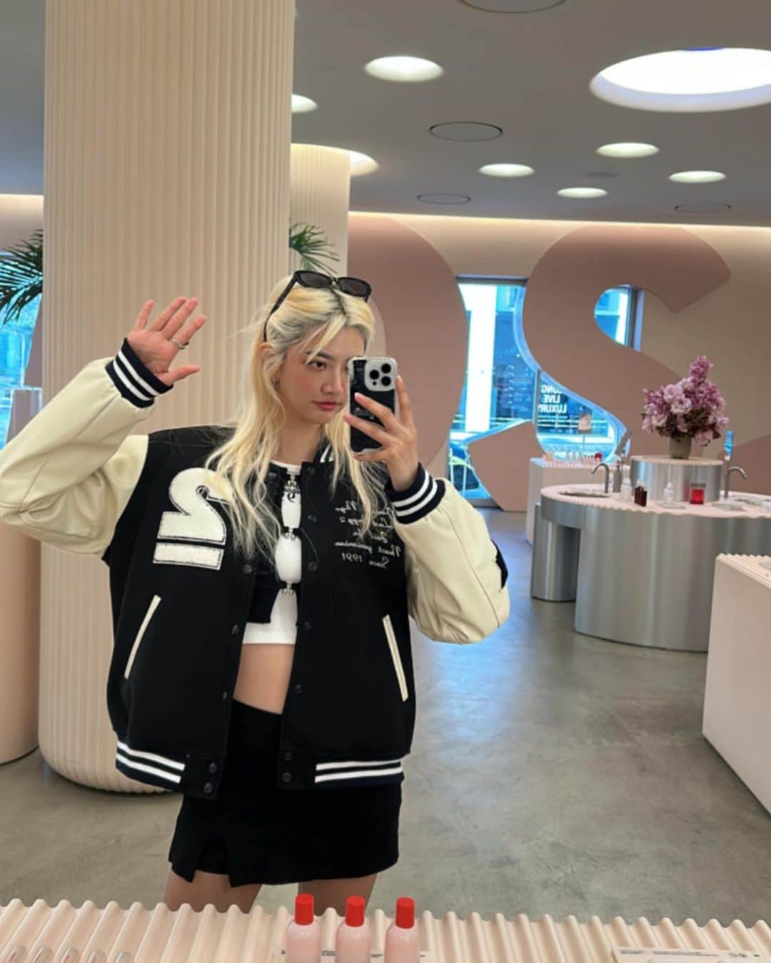 イーホア・ウーのインスタグラム：「嗨嗨 發個文 問問大家最近做了些啥子？」