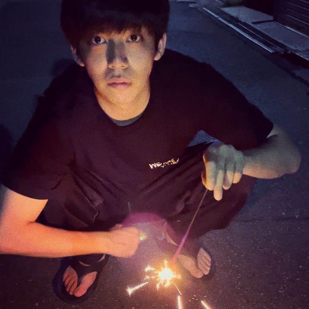 のインスタグラム：「お盆の過ごし方。 台風。 家族みんなで墓参り。 花火。  父と母と なんだかいっぱい話したい 気持ちが強くて いっぱい話した気もする。  お盆やから 祖父母、叔父、 モカにも色々相談した。  色々あるけど 自分を大切にしてくれる人へ 恩返しできるようがんばろう。  ぼく、元気にしてますんで！  #photo  #instagood #ootd #summer #花火 #お盆 #役者 #俳優 #竹下健人」