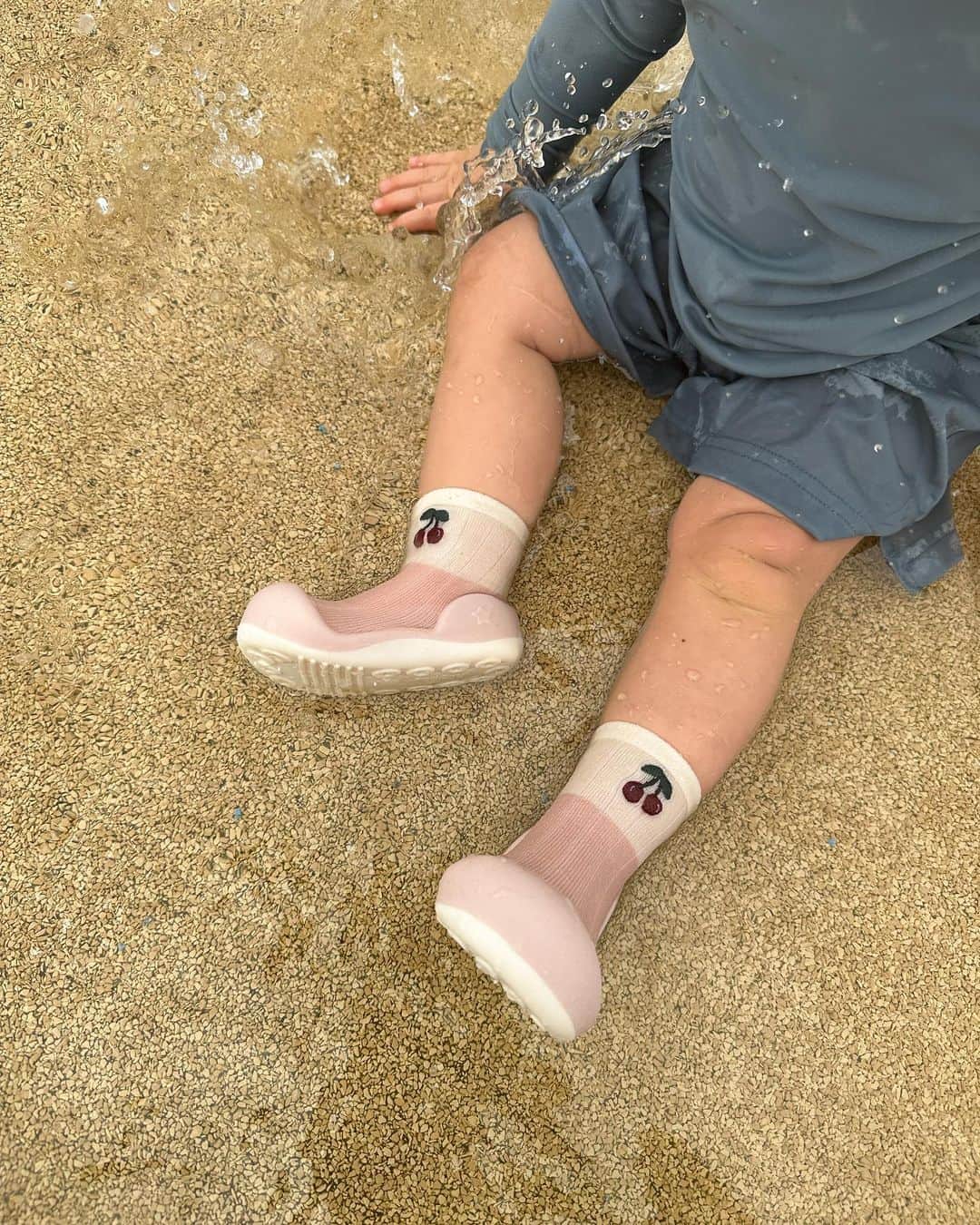 志田友美（ゆうみん）さんのインスタグラム写真 - (志田友美（ゆうみん）Instagram)「プール行く前にずぶ濡れになる前に。 撮るよね〜〜☺️✊🏼  この後大大雨が降りましたと。☔️  👙はナチュラル可愛くて即注文した @aestas_terra 🥹🩶  ちなみに娘のも同じところの♡ 私はS、娘は12M着てますⓂ︎  ドストライクすぎ👶🏼💭  娘のくっくは @attipas_jp です♡ 何気ファーストシューズ🌼  履きやすくて水も大丈夫なの🙆🏼‍♀️ これは秋冬の新作だからアティパスで秋コーデするの楽しみ🤎  それもまた載せるね🍑  髪の毛は @ain.kawahara_short さんに♡  天才的、極細ハイライト。 写真で伝わるでしょ立体感🫣 カラーは絶対的信頼があるのでお任せで🫡  いつも無理なお願いを聞いてくれてありがとうございます。大地様🫱🏼‍🫲🏽  #aestasterra #bikini #attipas #アティパス #ファーストシューズ #ハイライトカラー」8月18日 20時45分 - yuumi_shida