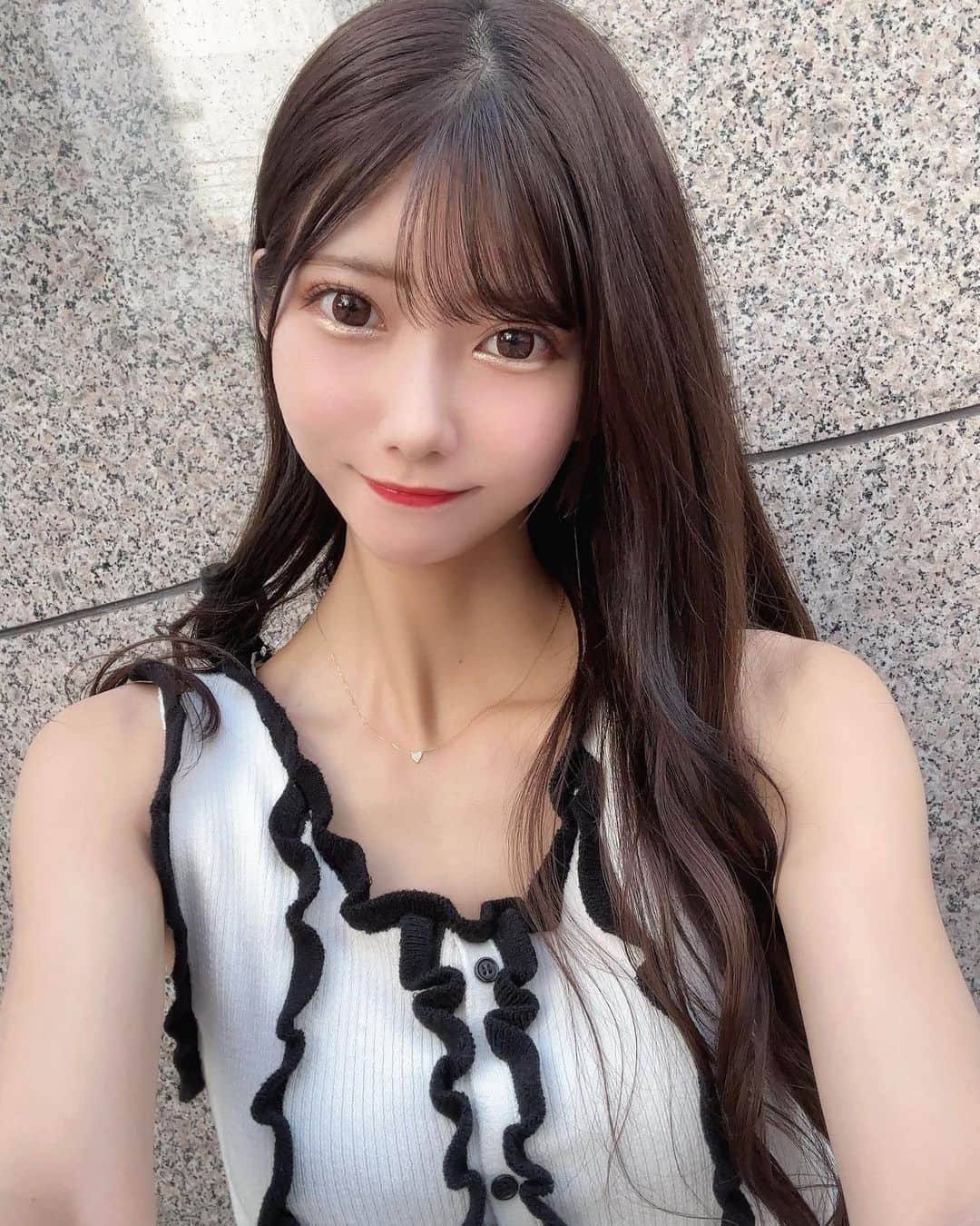 山広美保子のインスタグラム：「美味しいソフトクリーム食べたい😋🍦 . . . . . #夏服 #スカート #ミニスカート #美脚 #ニットワンピース #タイトスカート #ワンピース #フェミニン　#私服 #全身コーデ #アイドル #idola #lucu #cantik #ไอดอล  #follow #フォロワー募集中 #いいね返し #乃木坂46 #乃木坂46 #大人 #大人女子 #大人女子コーデ #美脚 #撮影  #巻き髪　#ロングヘア #ヘアアレンジ #Tシャツ #ノースリーブ」