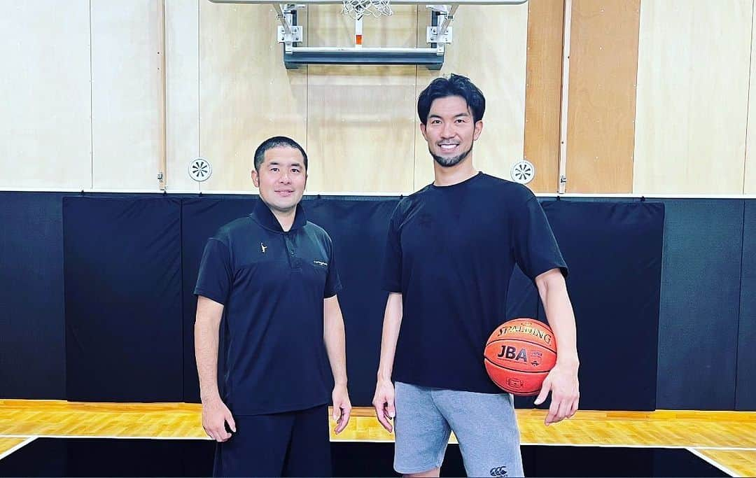 大宮宏正さんのインスタグラム写真 - (大宮宏正Instagram)「この度、大宮宏正は『考えるバスケットの会』の一員として活動を始めさせていただく事となりました。  プロ選手時代から、大切にしてきた信念は『常にポジティブ』です。  次のステージでも、まわりの人たちを太陽のよう明るく元気づけていきます。 代表の中川直之さん(ナオさん)は大学の先輩であり、僕の思いに共感してもらい、僕からお手伝いさせてもらいたいと申し出させてもらいました。  ナオさんとの関係など、僕だけでは伝えられない思いがあります。 是非読んでください。  https://xn--r8jzdxd0gob9c9ayd5474bghwf.com/b-omiya/ ※ブログ記事は「考えるバスケットの会」のHPからチェック✅  #大宮宏正  #中川直之 #考えるバスケットの会 #omisbasketballshcool  #omisbasketballschool宇都宮校  #basketball #バスケットボール  #ミニバス」8月18日 20時49分 - mahamahi8