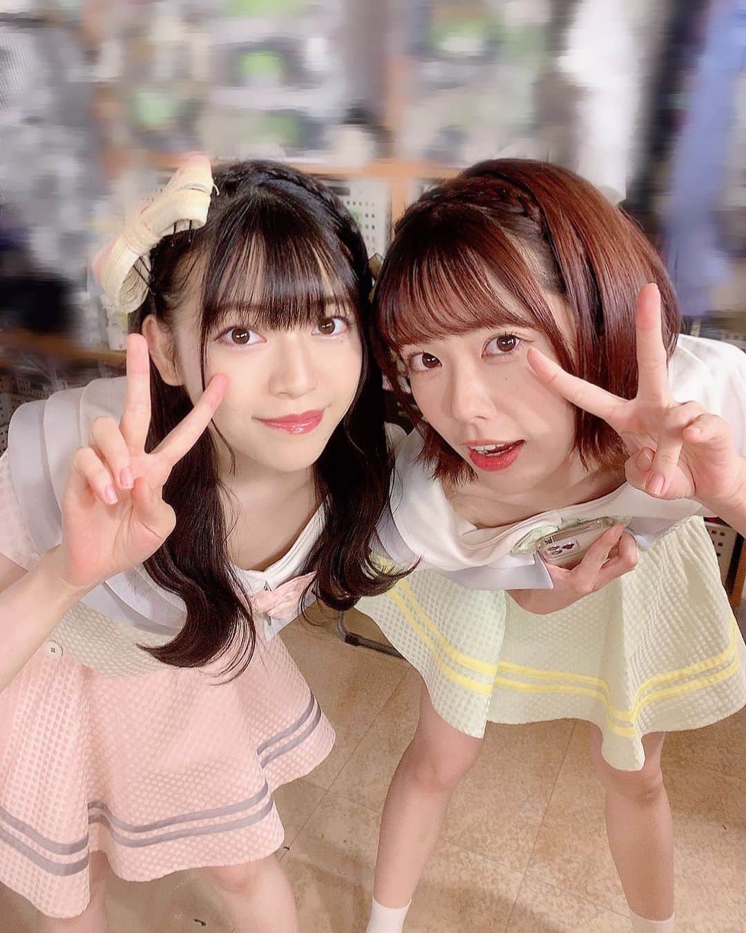 高岡薫のインスタグラム：「昨日の公演でおだえりと髪型をお揃いにした🤭💓💓  #akb48 #akb48劇場 #チーム8 #雫公演 #おそろい #三つ編みカチューシャ #ロングヘア #ショートヘア」