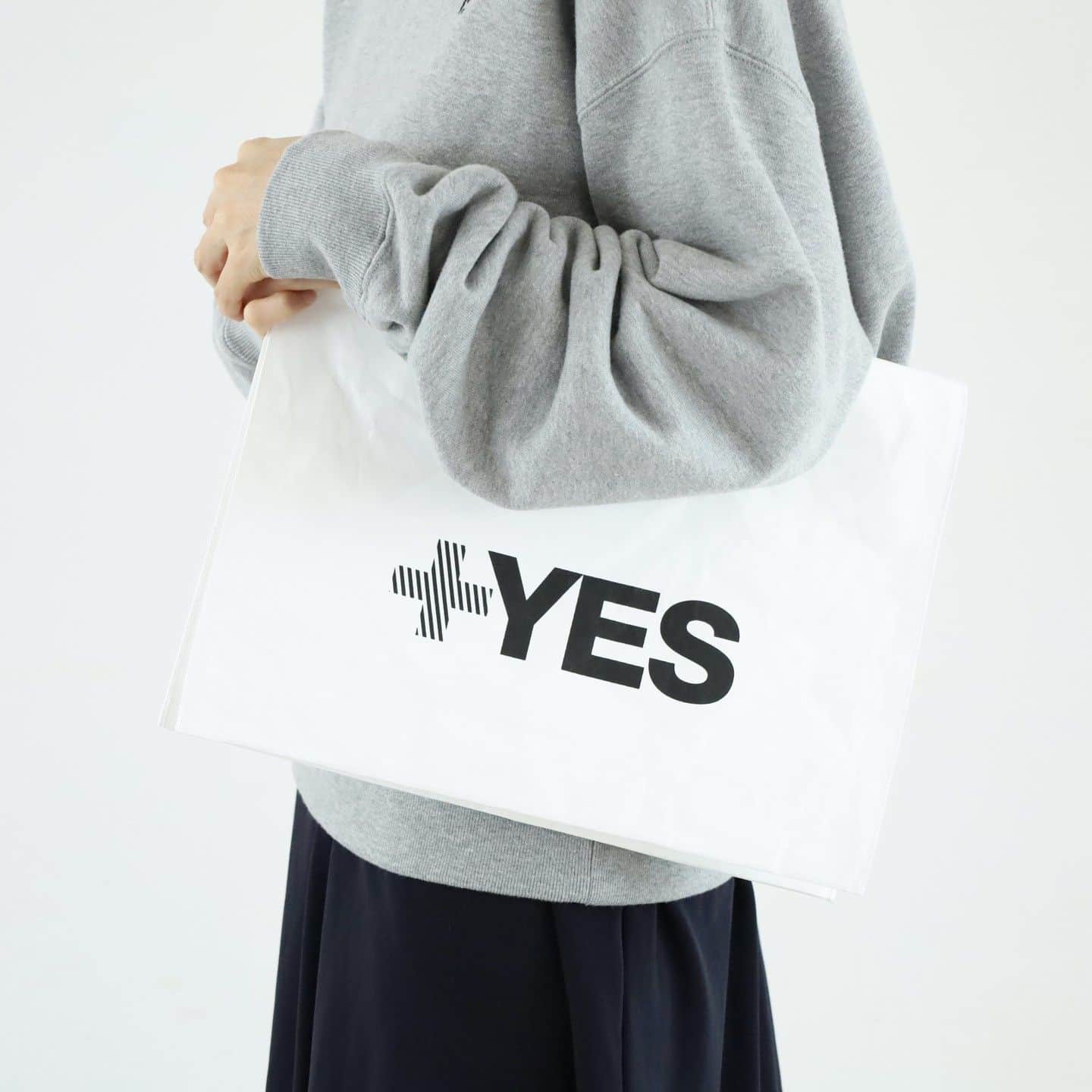 のインスタグラム：「【+YES 23AW NEW SHOPPER BAG】  オーダースタートの動画に出てきた+YESのロゴが入った白く四角いアレは何🤔と思った方も少なくないはず。 答えは今シーズンより用意した"+YES"オリジナルのショッパーです❗️軽く、水に強く、通気するのに頑丈な特殊不織布で出来てるので、日常生活の中で何度でも使って頂けます。クラッチバッグや書類入れなど用途は様々。  これだけでも価値あり！ なショッパーも今だけしか手に入りません。 購入したアイテムや数量に応じて大、小いずれかのサイズを同梱してお届けします。絶対に欲しい！という方は23AWアイテムをもう一度チェック🙌🏻  【受注期間】 8/27(日)23:59まで ※完全受注制  【配送予定】 10月中旬頃 ※生産状況により変動します。  https://shop.salyu.jp/ ※プロフィールのリンクよりお越しください。  #新しいYES #プラスイエス #salyu」