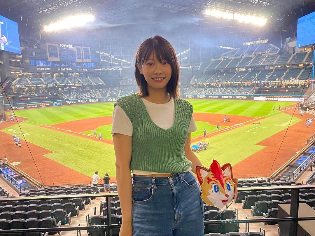 川崎志穂のインスタグラム：「0818 ・ ・ エスコンフィールド🧸 超夏祭りが開催されていて 射的でお面をもらったよ〜🦊 他には かたぬき をしました！ とっても懐かしい気持ちでした☺️ ・ ママが 行ってみたい。って言っていたエスコンに 一緒に行けてよかったです🐿️ ・ みなさんはどんな夏を過ごしましたか〜🍉？？ ・ ・ #エスコン #北海道 #文章力どっかいっちゃった日記」