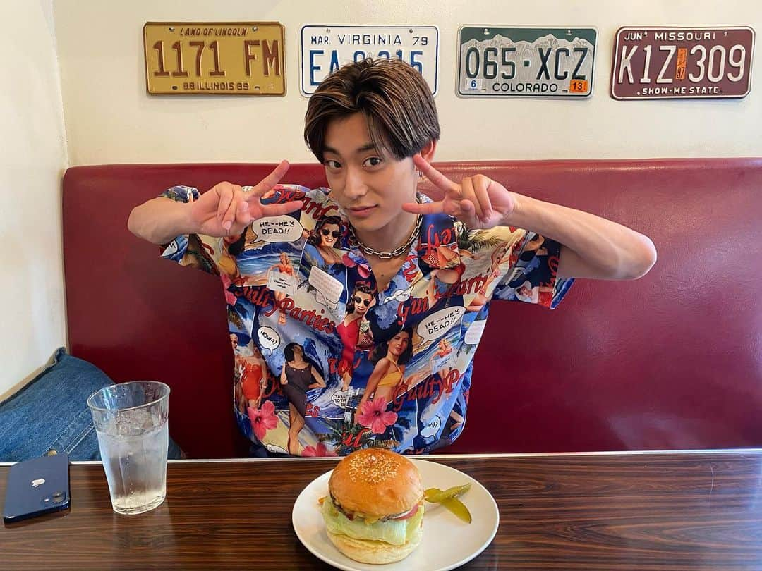 タカシさんのインスタグラム写真 - (タカシInstagram)「常夏ブラザーズ🤙☀️」8月18日 20時56分 - takashi_yade07