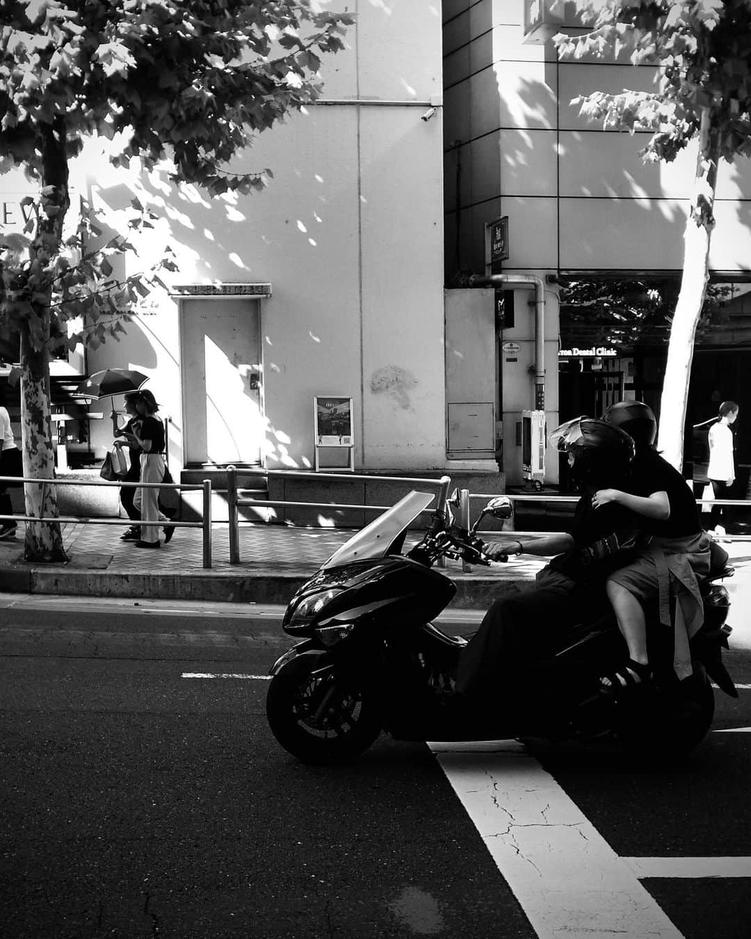 Halのインスタグラム：「* * Summer in Shibuya, Tokyo * * #grsnaps #shootgr #gr_meet_japan #grdigital4 #ricohgr  #igersjp  #jp_gallery_member  #team_jp_モノクロ #wp_bnw  #jj_blackwhite #picturetokeep_bnw #pr0ject_bnw #bnw_of_our_world  #bnw_lightandshadow  #fair_noir  #i_c_part #bwモノクロ写真マニア #bnw_quebec #sharaku_photostudio  #rustlord_bnw  #streetphotography_bw  #streetphotography #streetsnap #moments_in_streetlife #igworldclub_street #mystreet_bnw  #ricoh_gr_women #spicollective #scene_description」