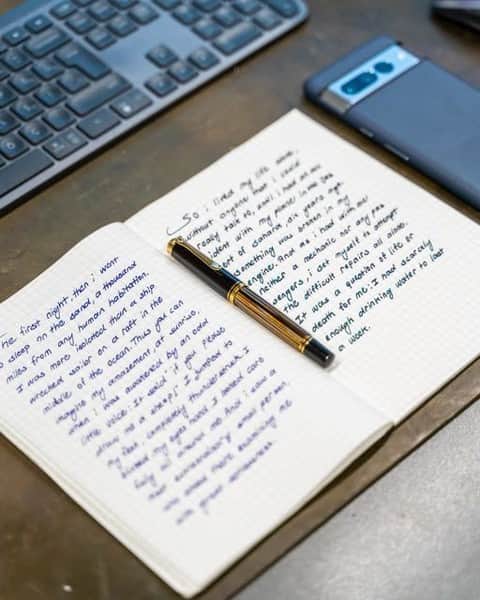 ペリカンのインスタグラム：「Nothing better than some journaling with the Souverän M400 fountain pen Tortoiseshell-Brown. 💫🖋️ Thanks for the picture @samedias. We have the best #PelikanPassionCommunity😊」